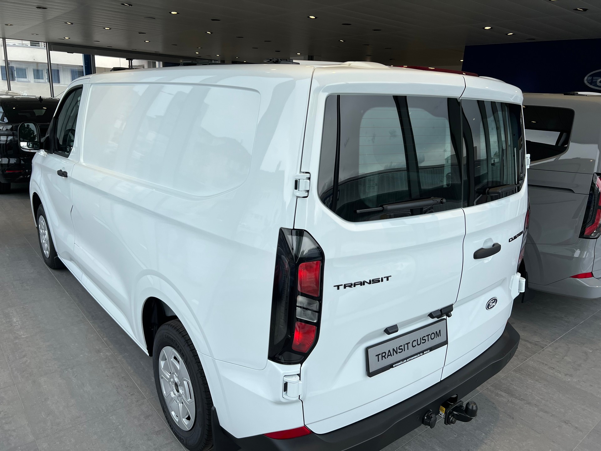 FORD Transit Custom Van 320 L1H1 Trend Automat-image-1