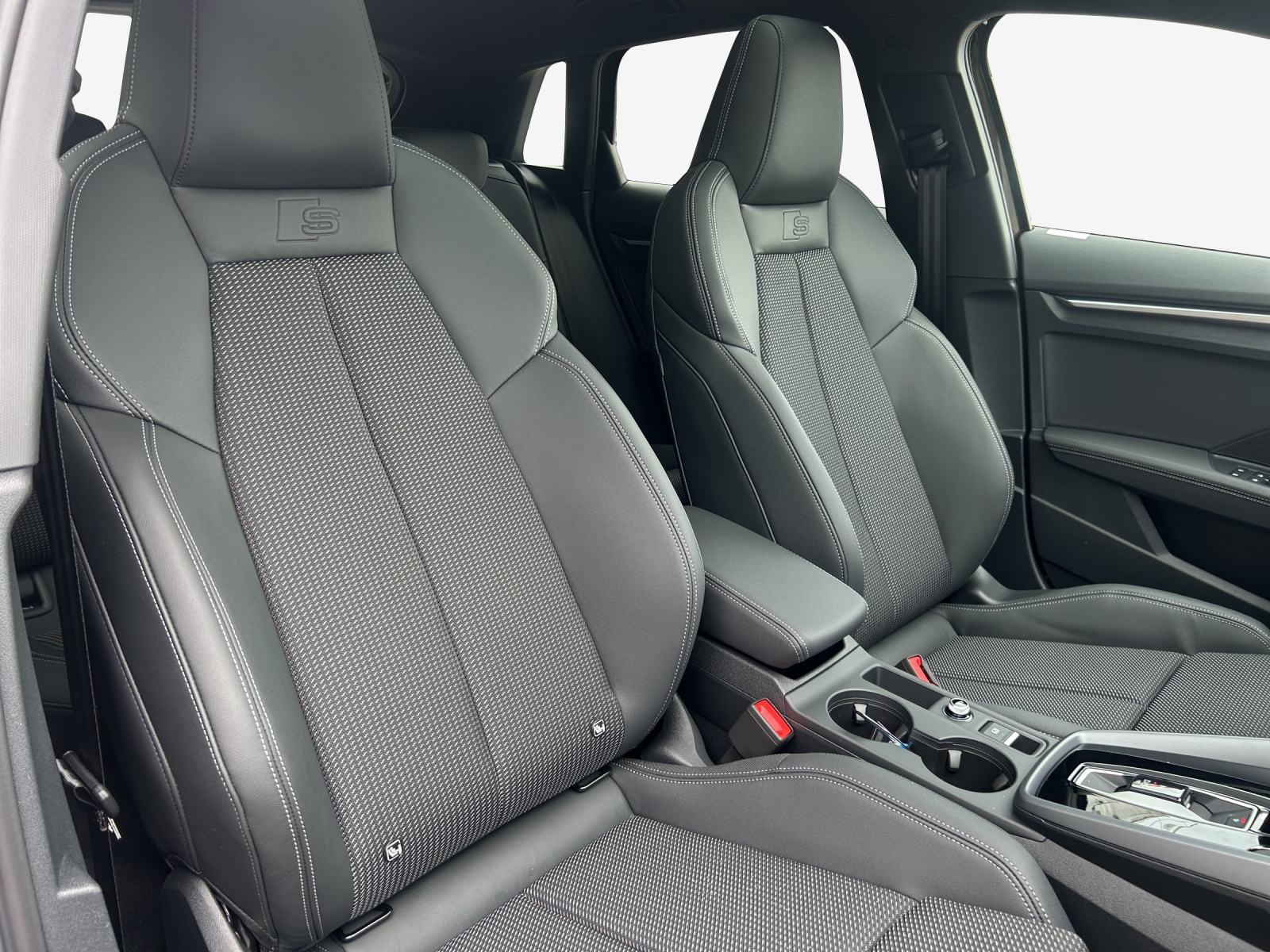 AUDI A3 Sportback TFSI 110 kW S line Attraction S tronic-image-14