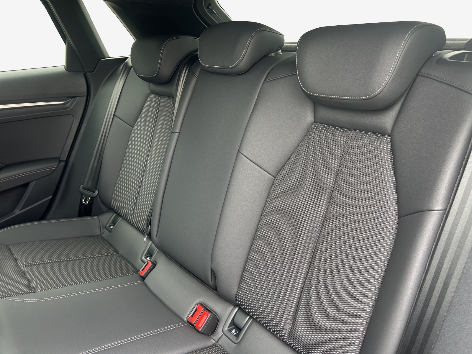 AUDI A3 Sportback TFSI 110 kW S line Attraction S tronic-image-11