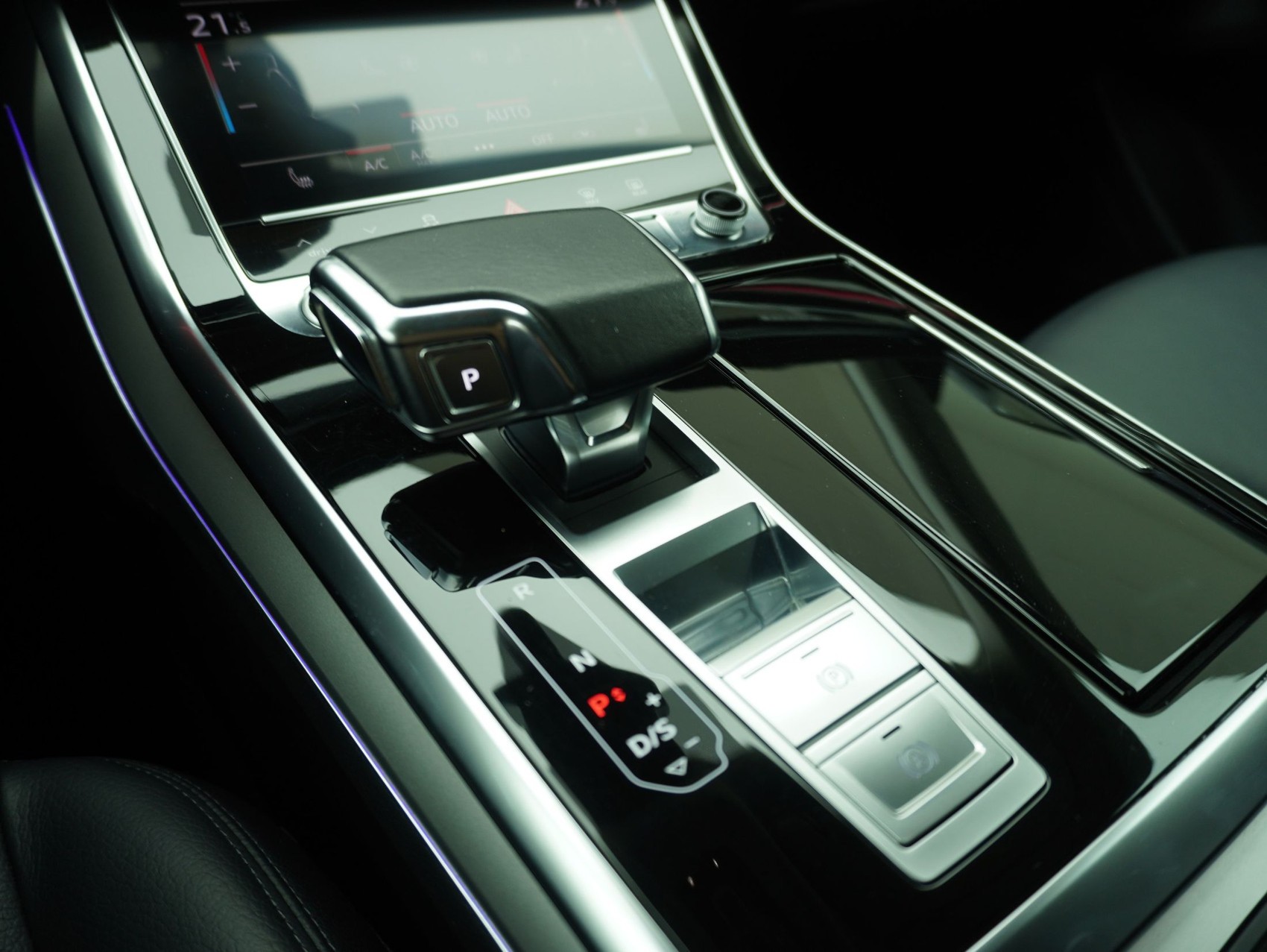 AUDI Q8 50 TDI quattro T-Tronic-image-16