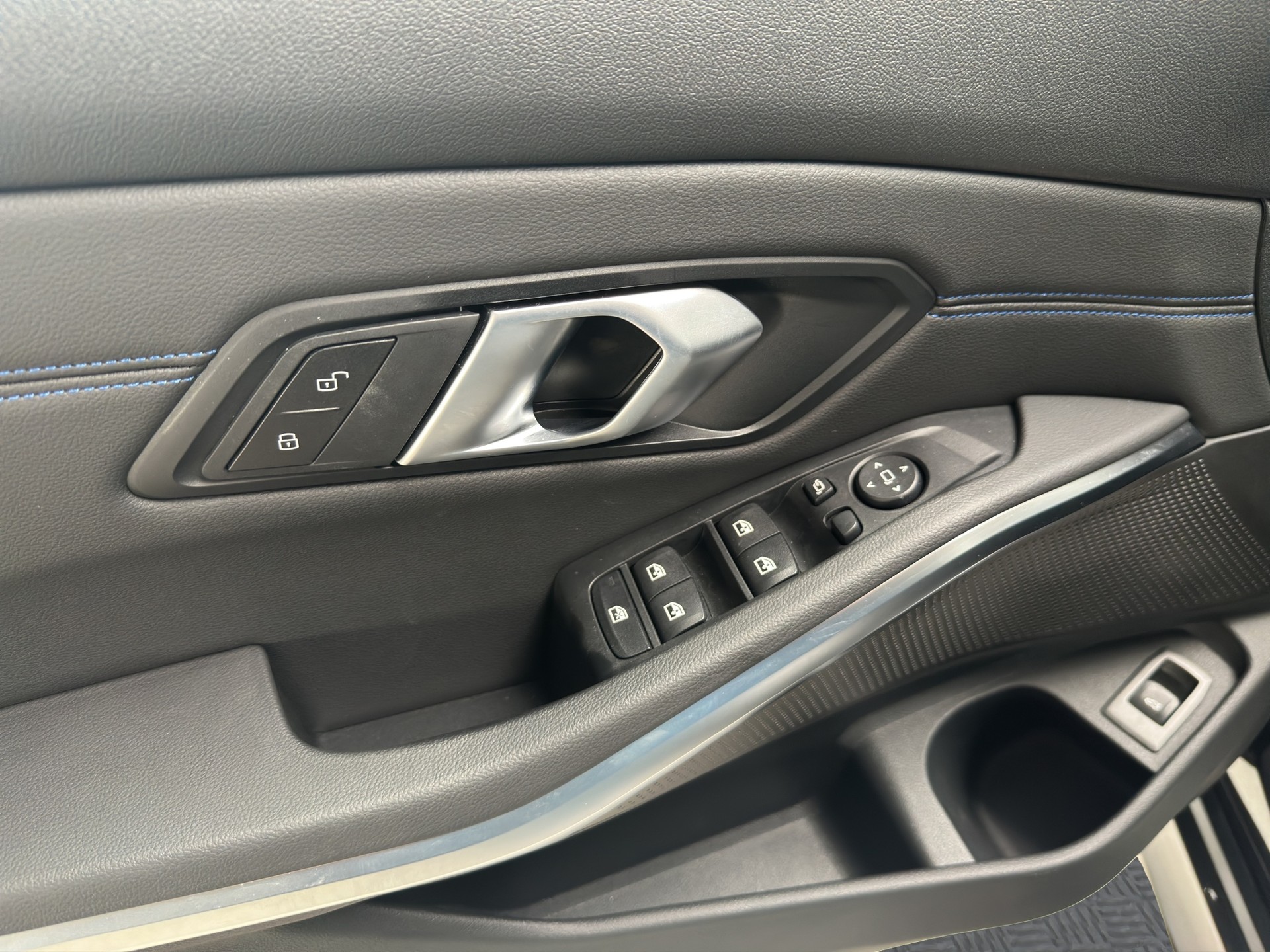 BMW 330i Touring xDrive Steptronic M Sport-image-8