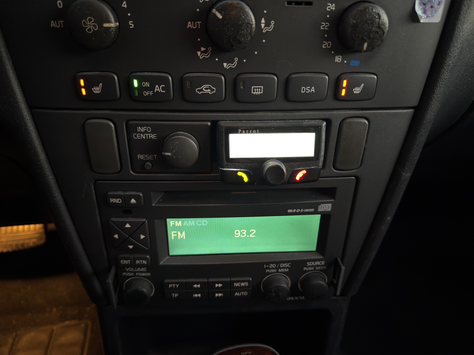 VOLVO V40 T4 Special/Dynamic Edition-image-18