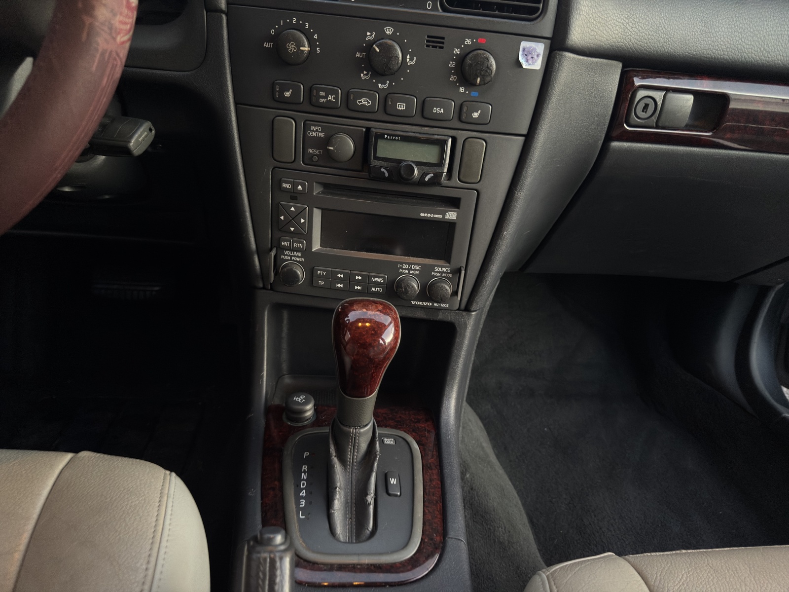 VOLVO V40 T4 Special/Dynamic Edition-image-16