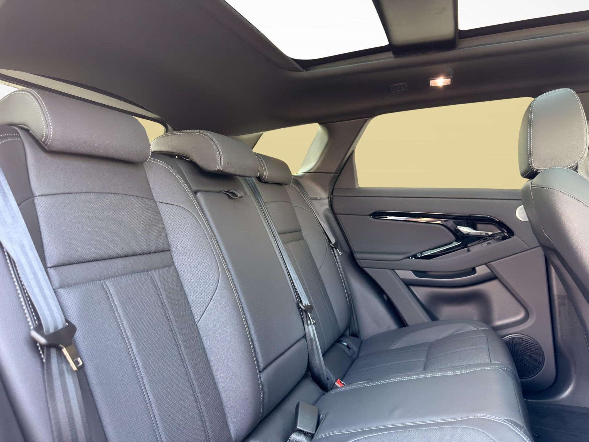 LAND ROVER Range Rover Evoque 1.5 T 270e Hoxton Edition-image-14