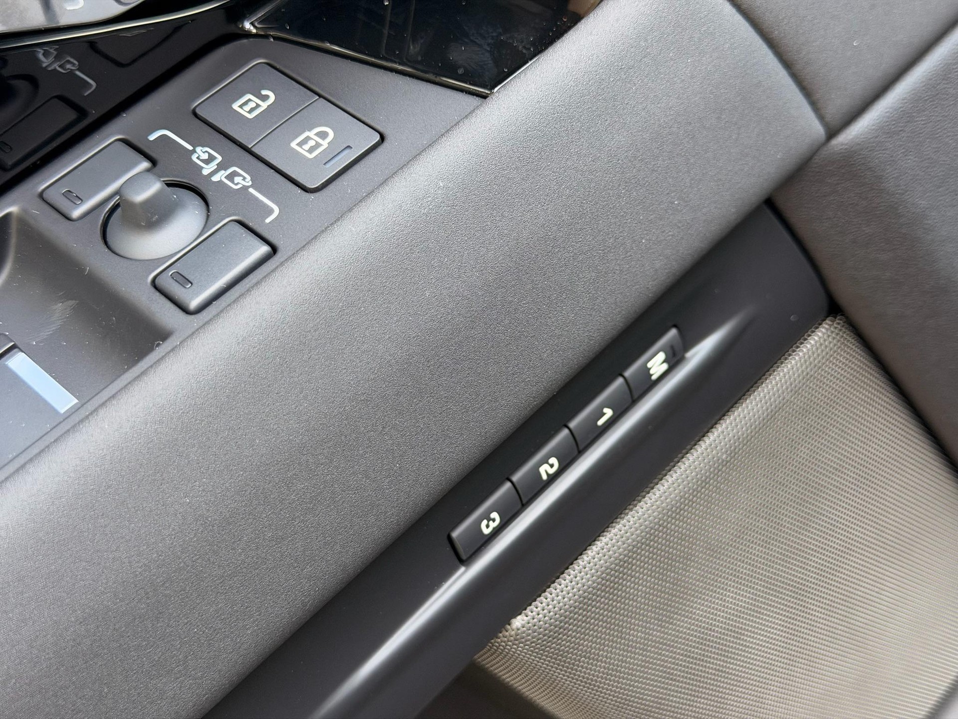LAND ROVER Range Rover Evoque 1.5 T 270e Hoxton Edition-image-13