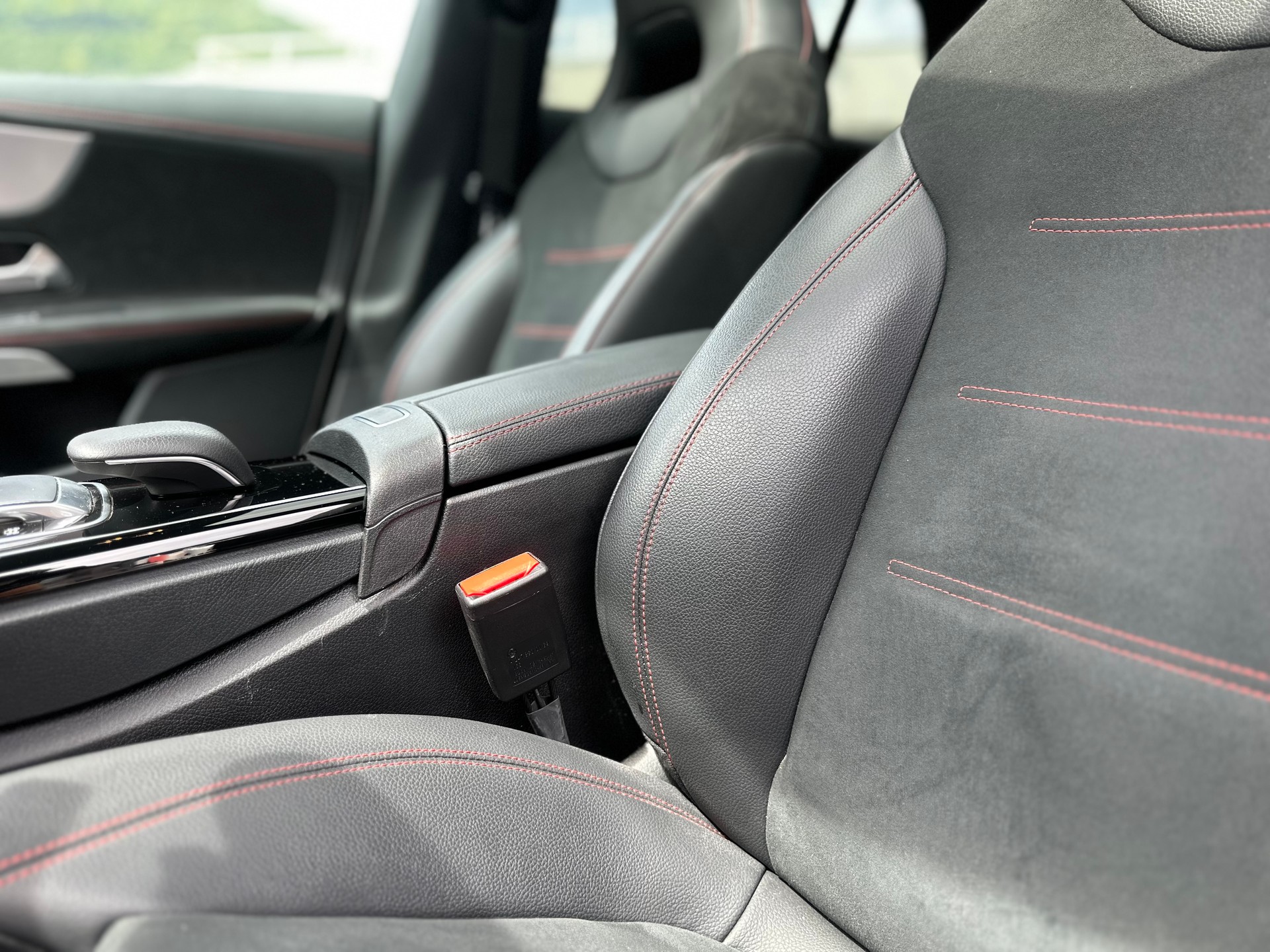 MERCEDES-BENZ CLA 220 Shooting Brake 7G-DCT AMG Line-image-16