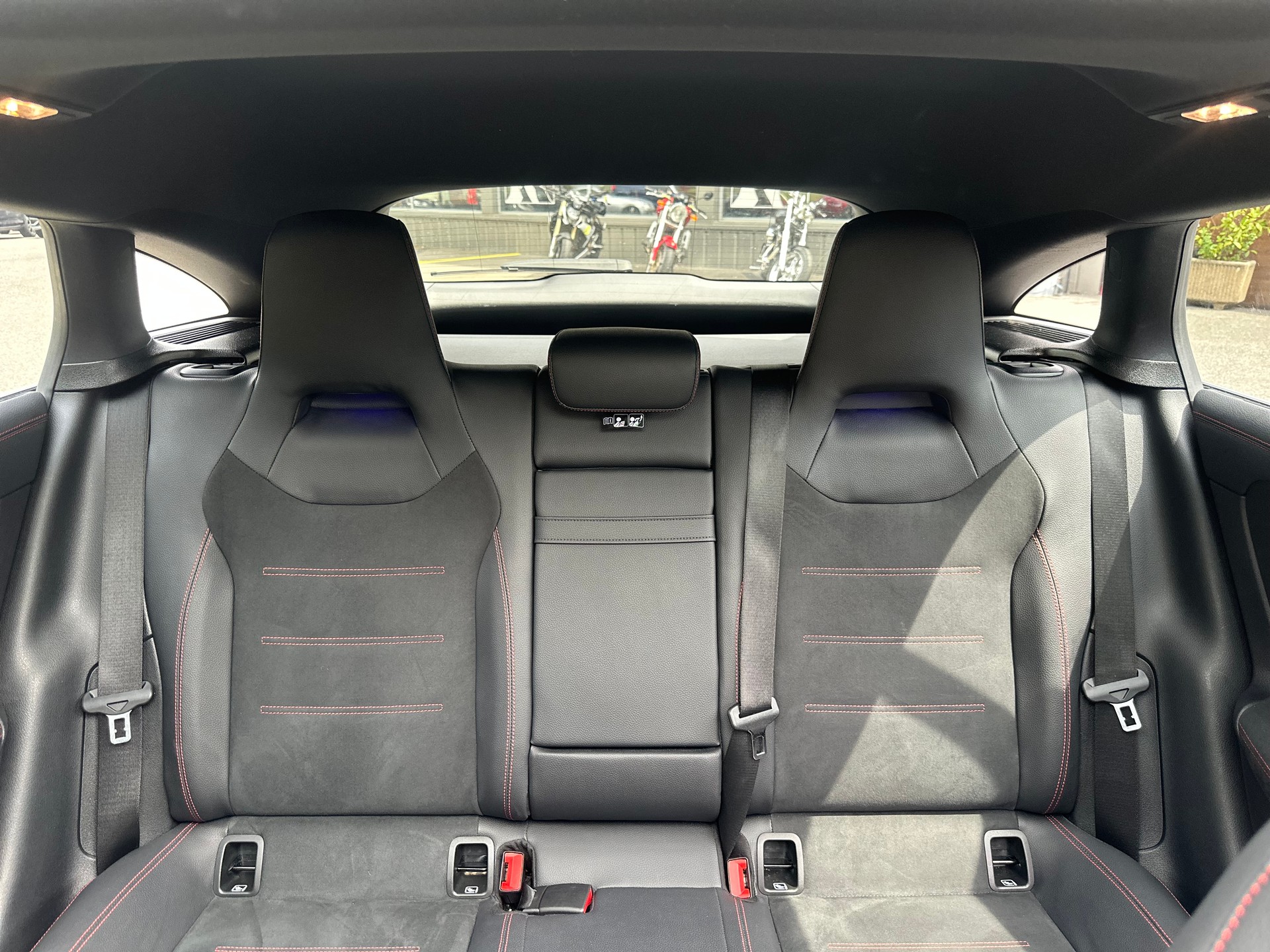 MERCEDES-BENZ CLA 220 Shooting Brake 7G-DCT AMG Line-image-14