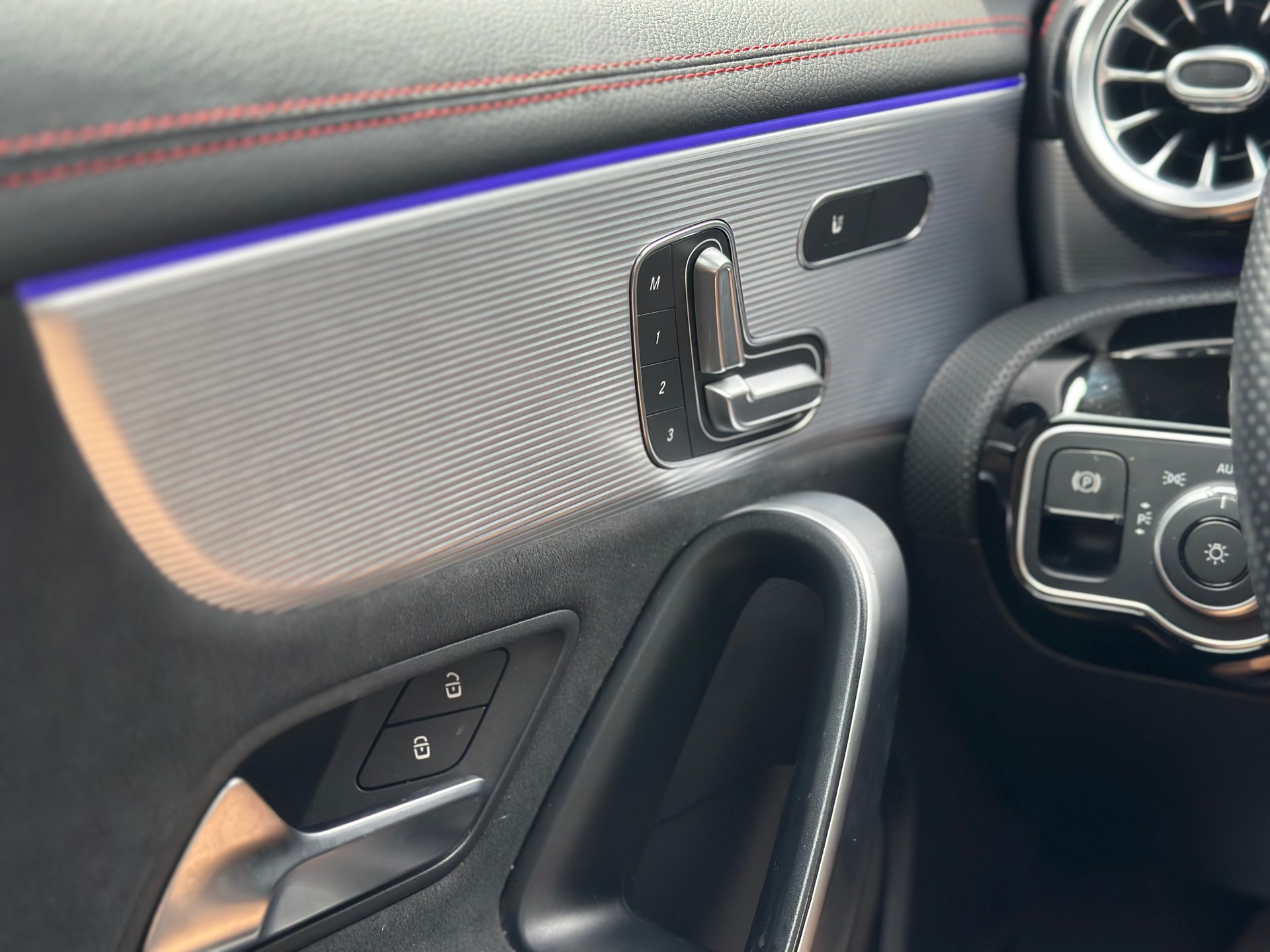 MERCEDES-BENZ CLA 220 Shooting Brake 7G-DCT AMG Line-image-18