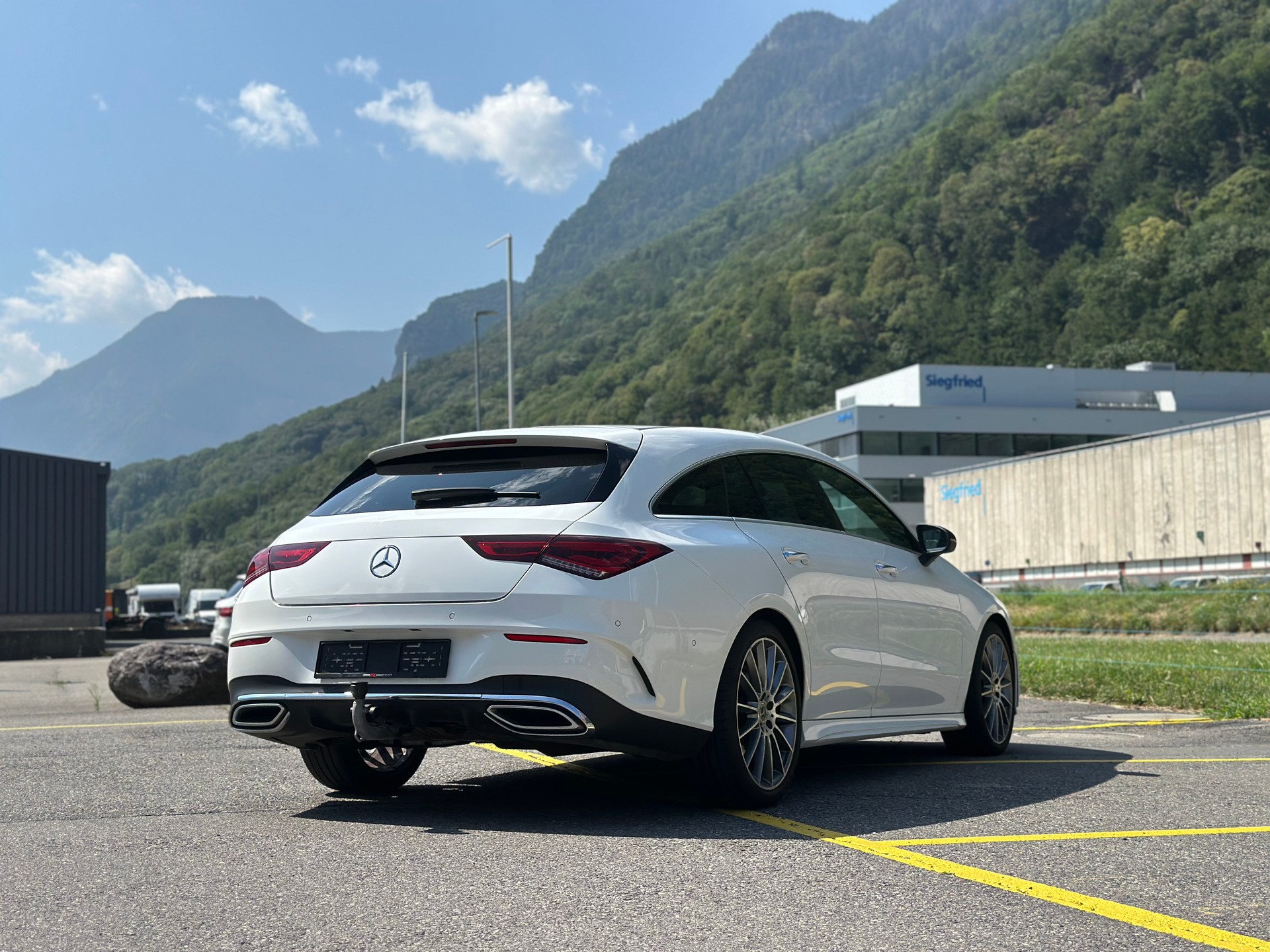 MERCEDES-BENZ CLA 220 Shooting Brake 7G-DCT AMG Line-image-4
