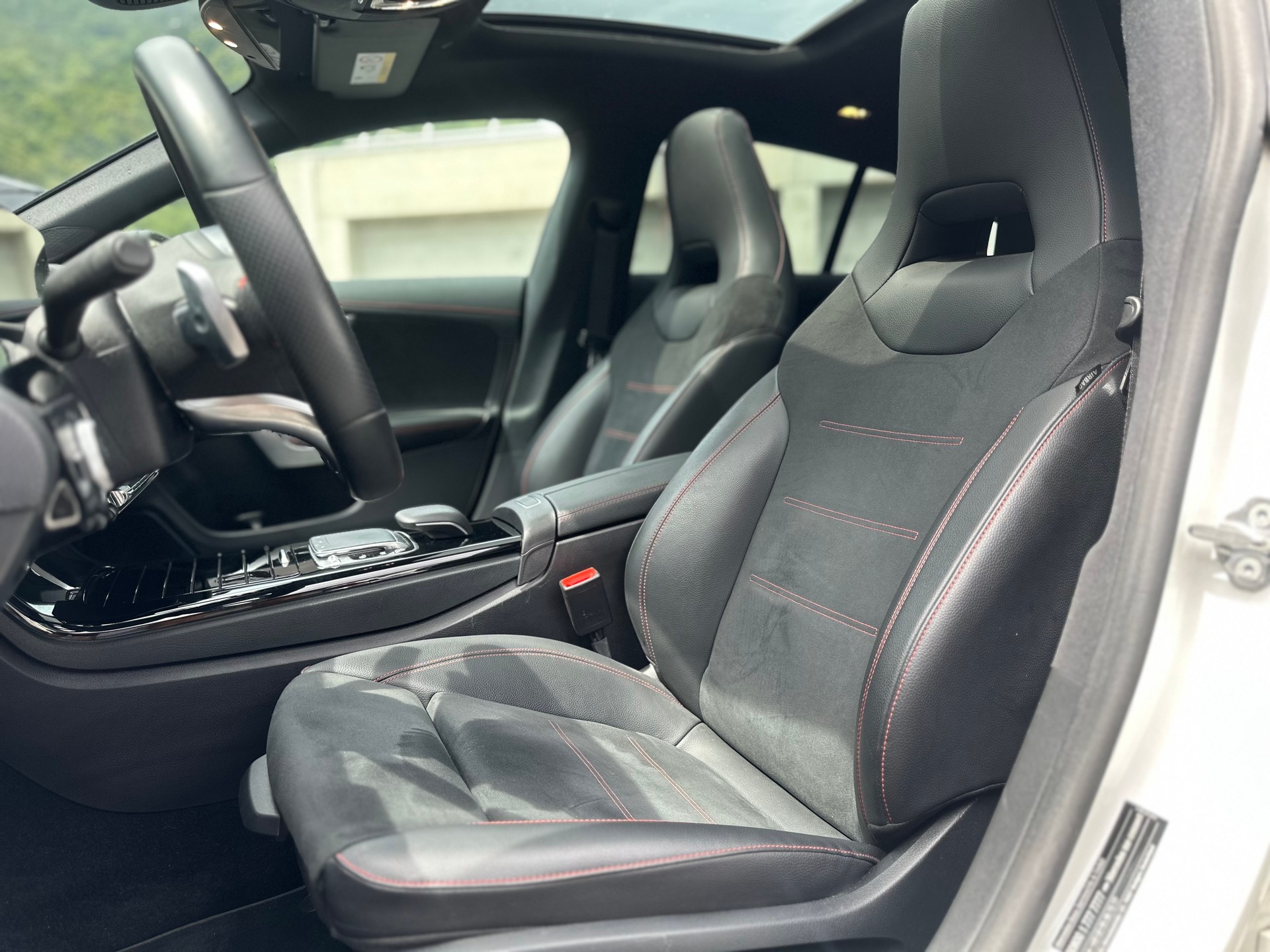 MERCEDES-BENZ CLA 220 Shooting Brake 7G-DCT AMG Line-image-15