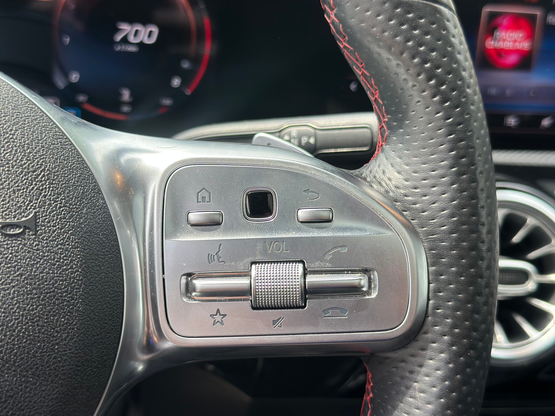 MERCEDES-BENZ CLA 220 Shooting Brake 7G-DCT AMG Line-image-26