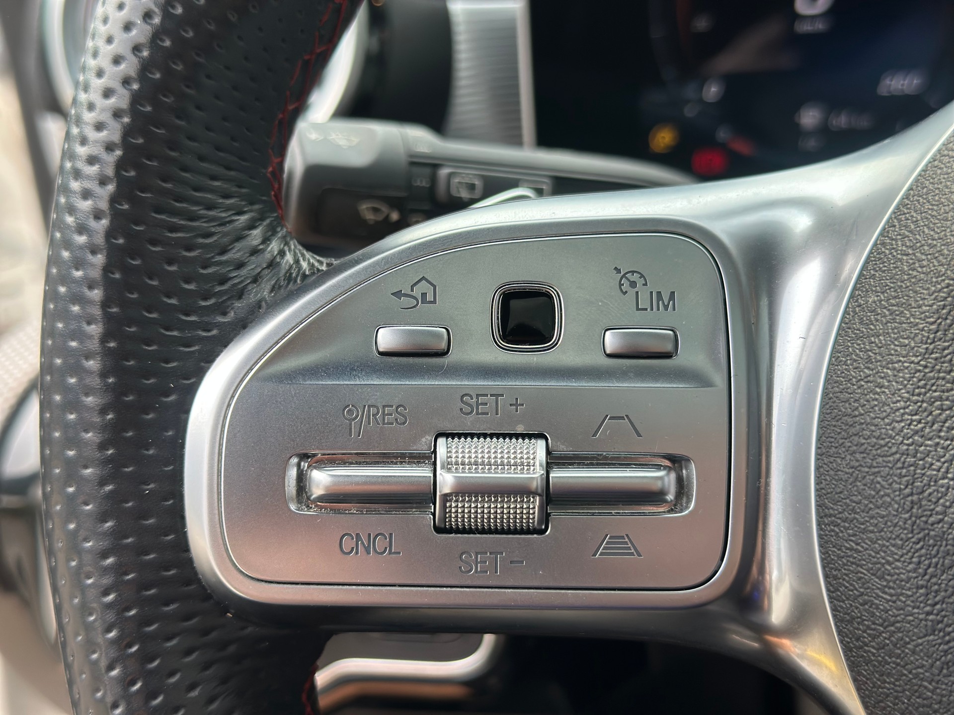 MERCEDES-BENZ CLA 220 Shooting Brake 7G-DCT AMG Line-image-25