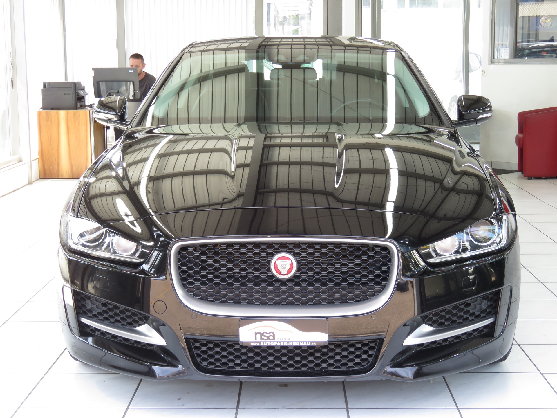 JAGUAR XE 20d Pure Automat-image-1
