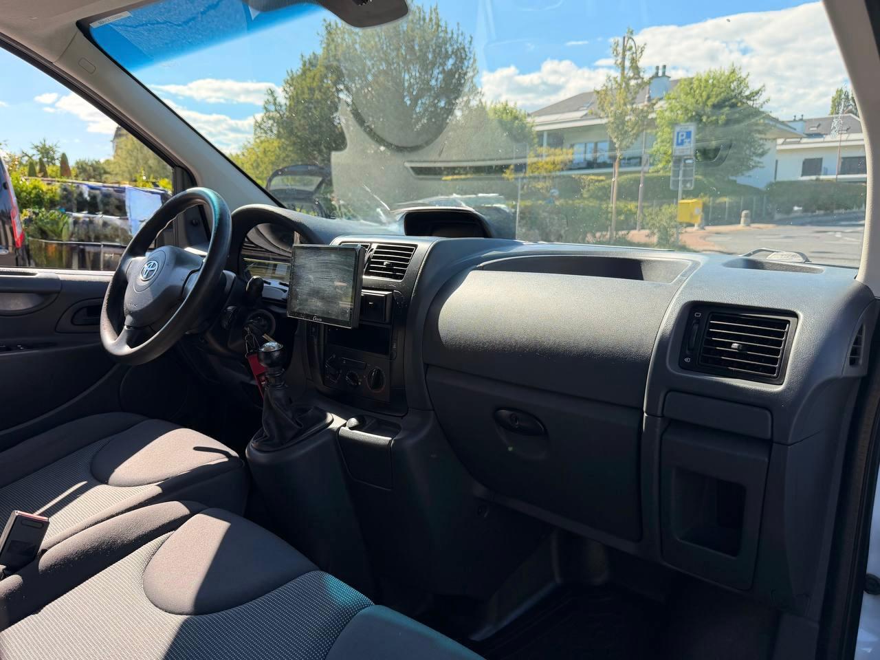 TOYOTA Proace 1.6D Glass Van Terra L1H1-image-11