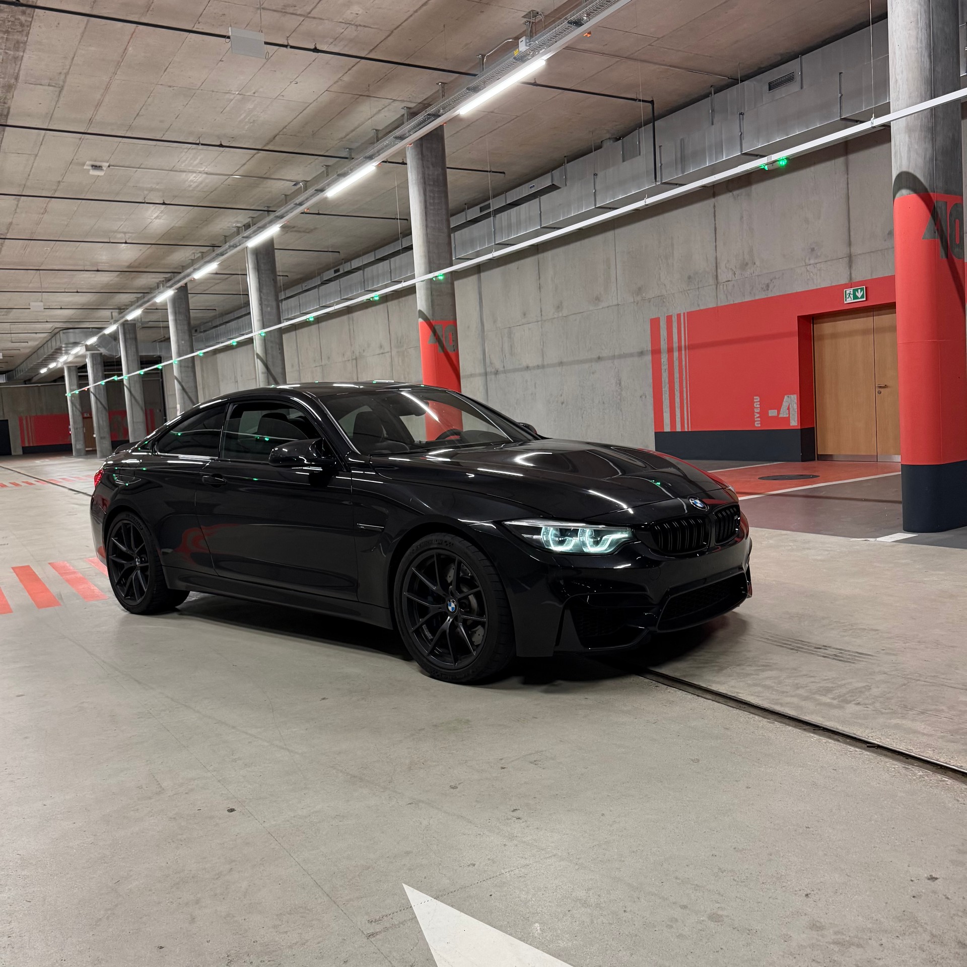 BMW M4 CS-showroom-element-2