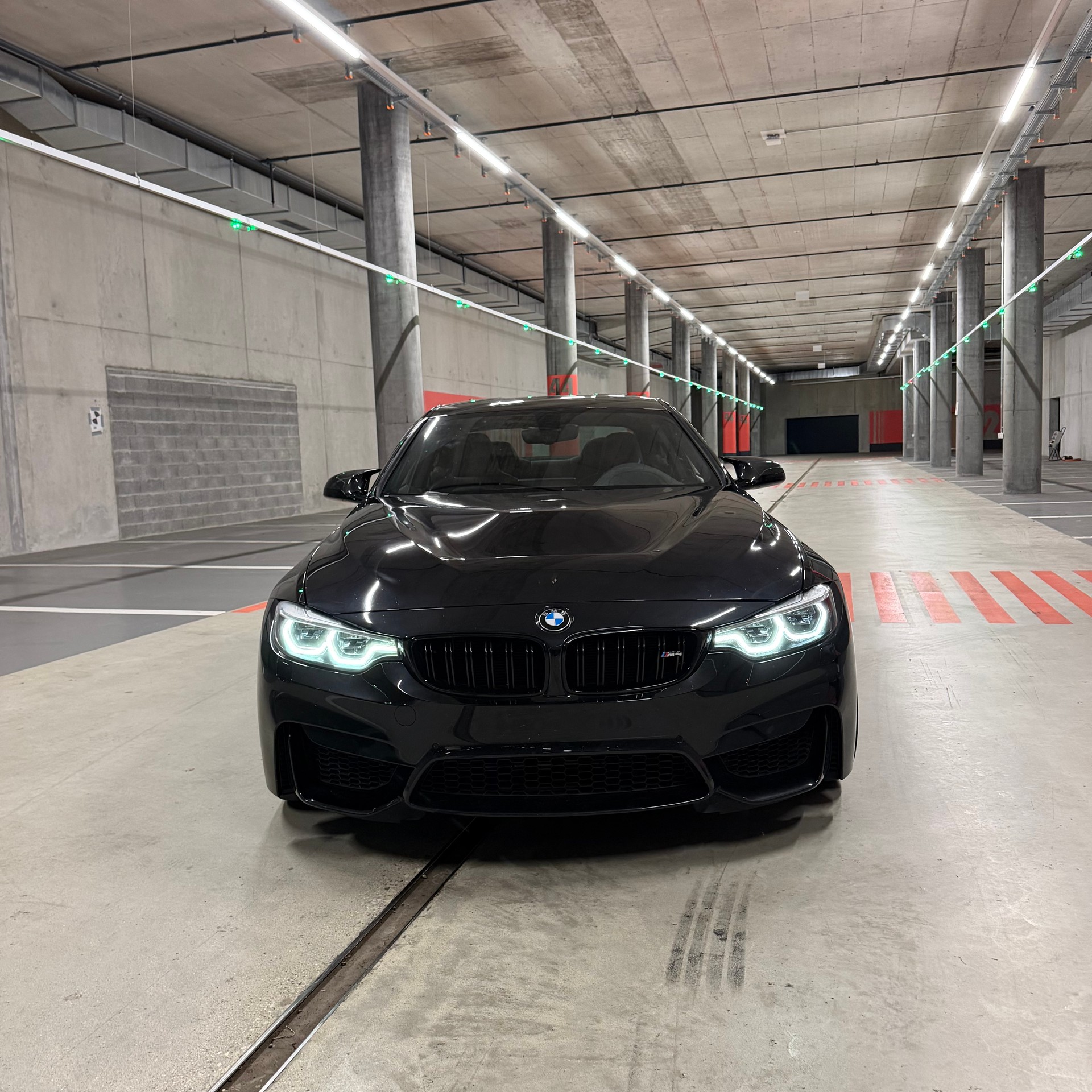 BMW M4 CS-showroom-element-1
