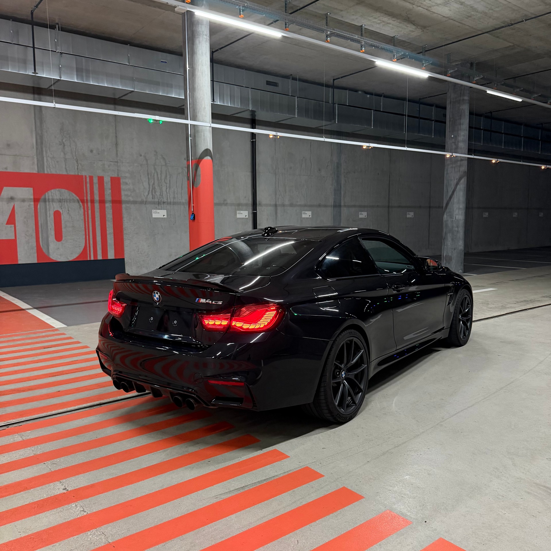 BMW M4 CS-showroom-element-3