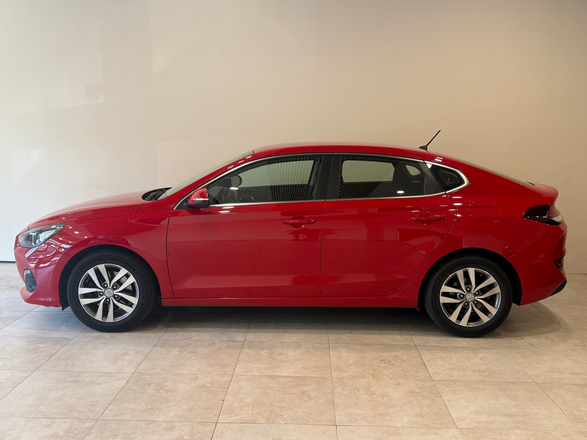HYUNDAI i30 Fastback 1.0 Ampilia-image-2