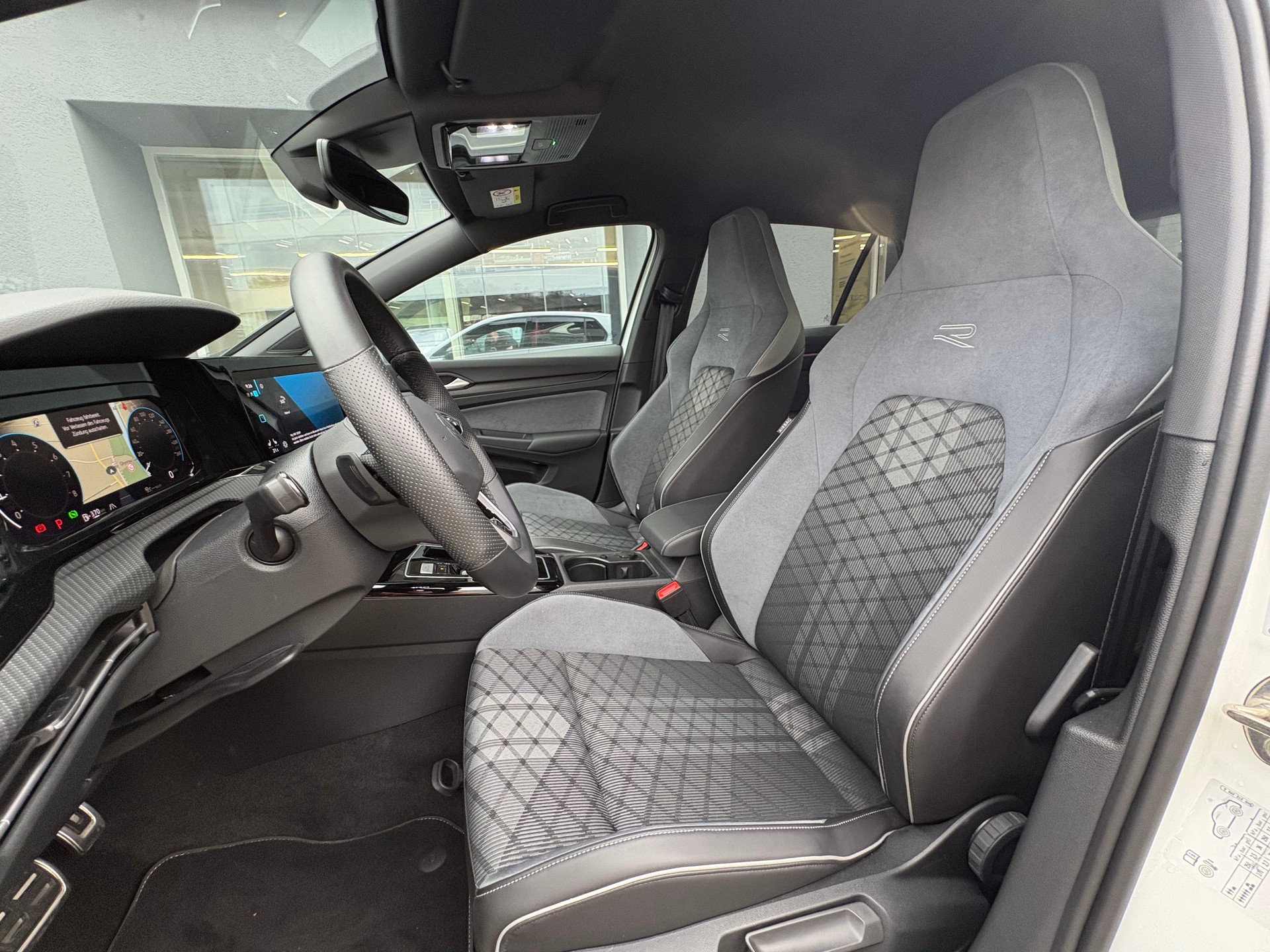 VW Golf 1.5 eTSI mHEV ACT R-Line DSG-image-4