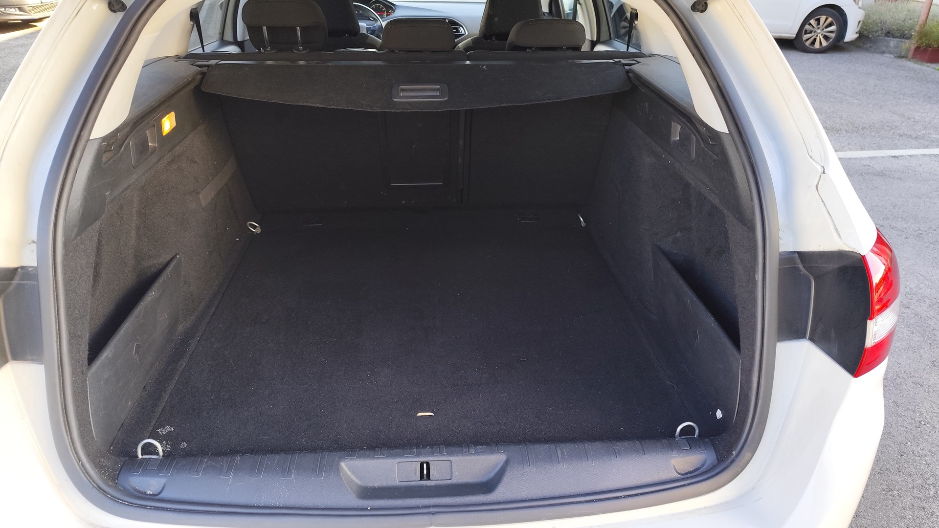 PEUGEOT 308 SW 1.2 THP Active-image-8