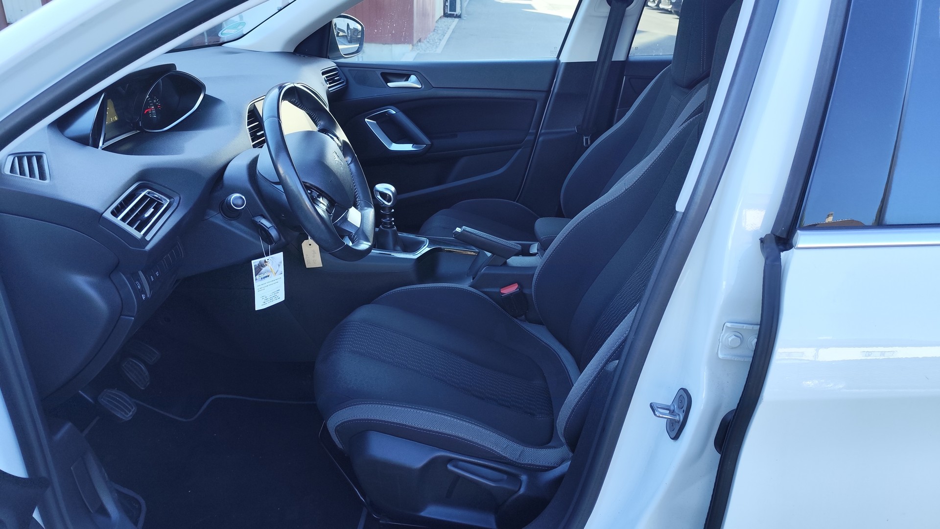 PEUGEOT 308 SW 1.2 THP Active-image-9