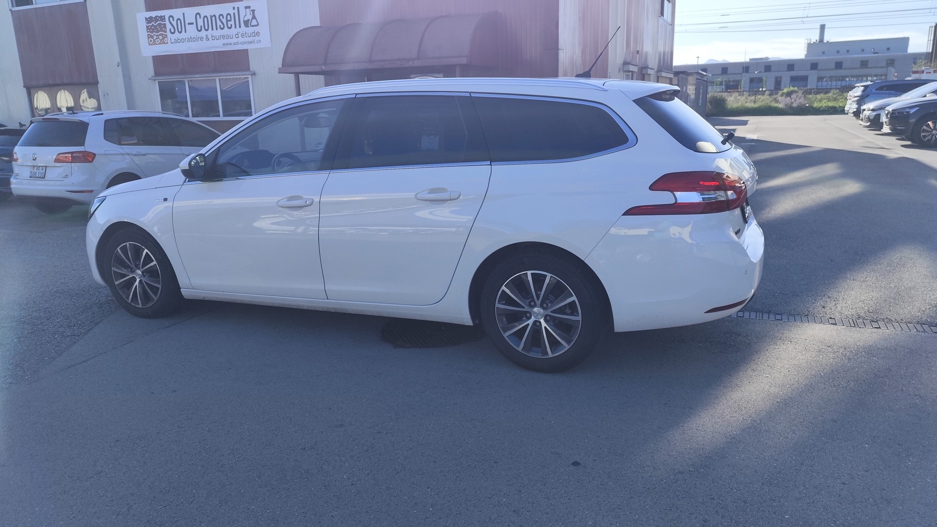 PEUGEOT 308 SW 1.2 THP Active-image-4