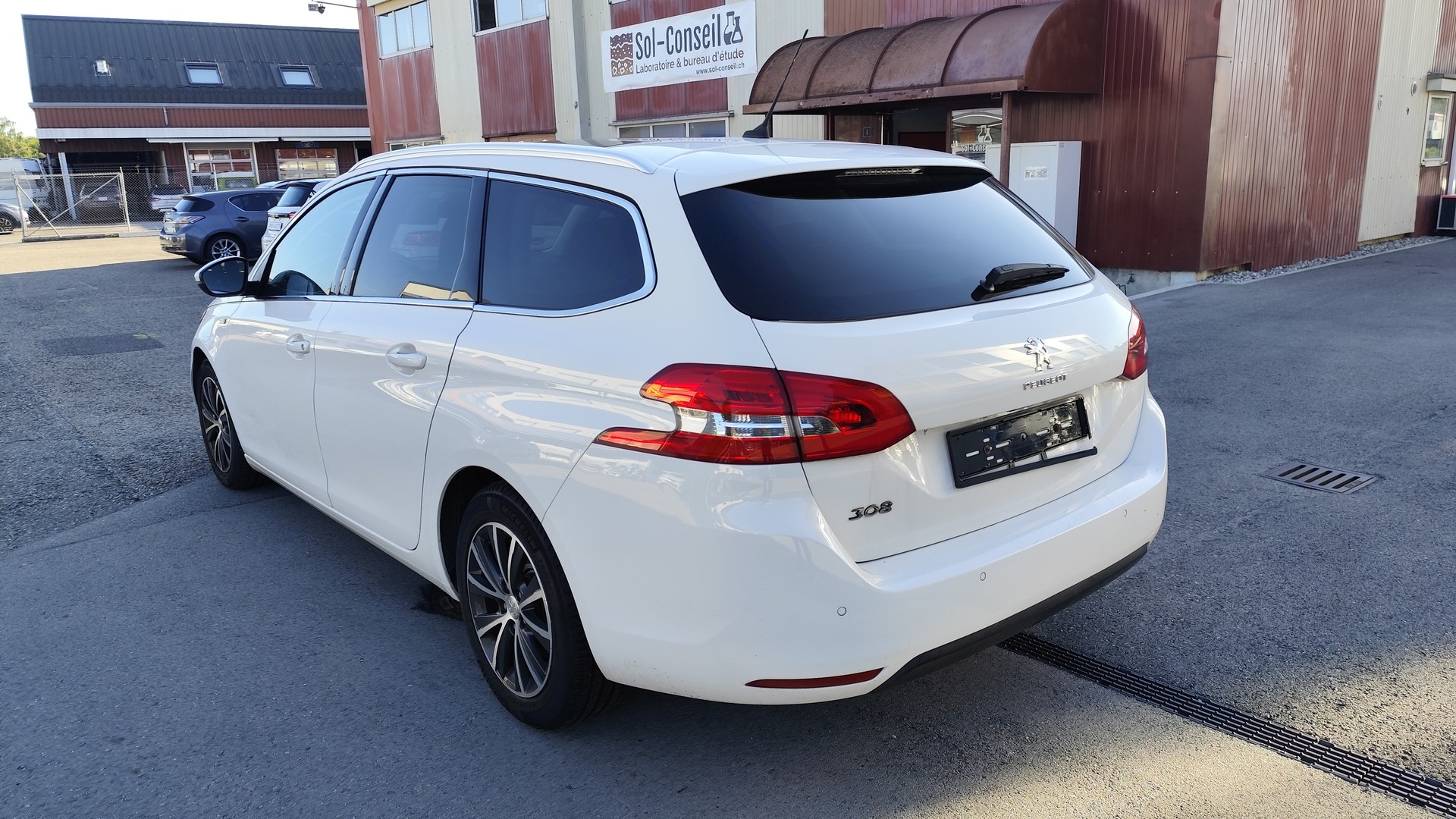 PEUGEOT 308 SW 1.2 THP Active-image-6