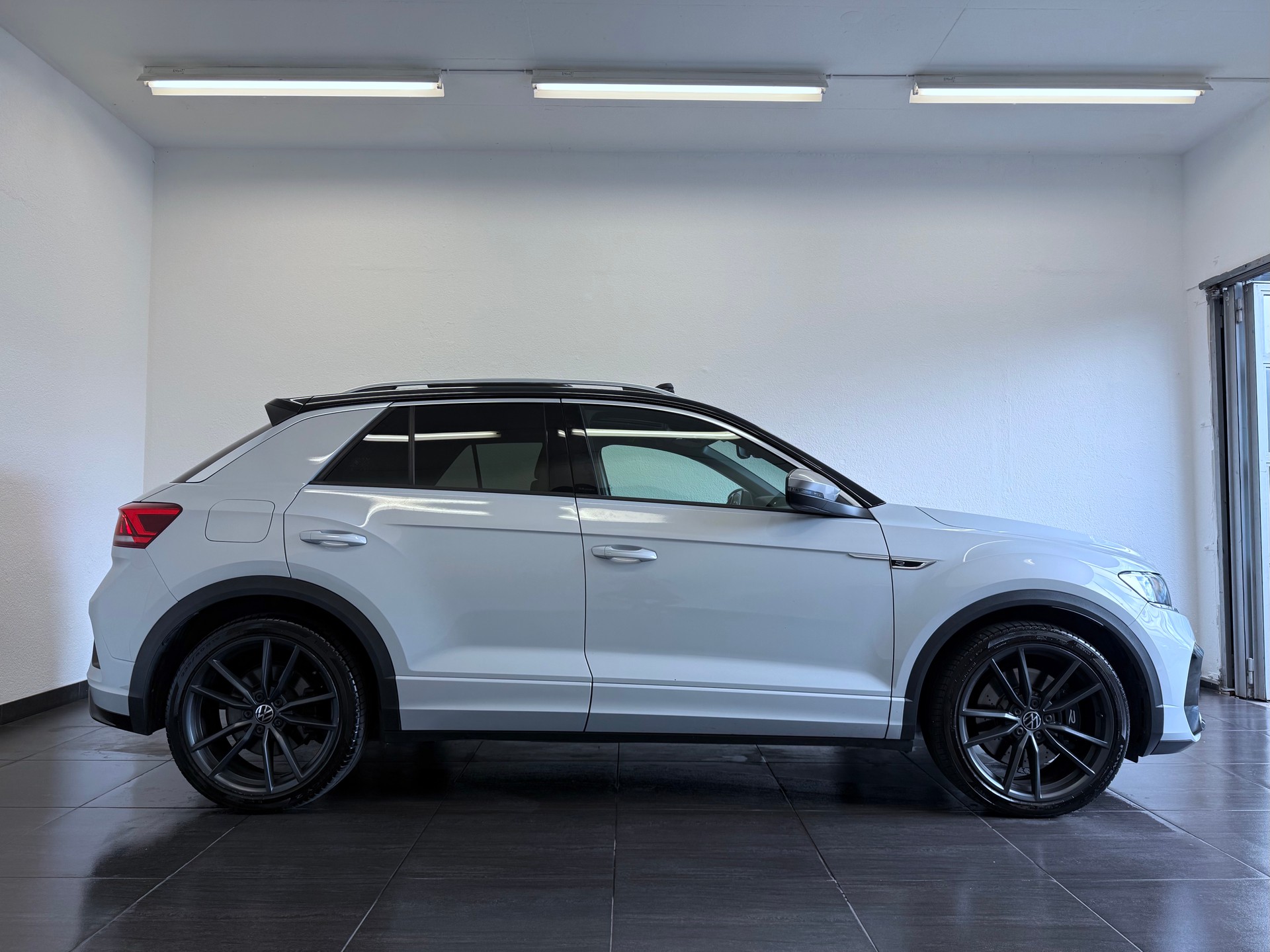 VW T-Roc 2.0 TSI R DSG 4Motion-image-3