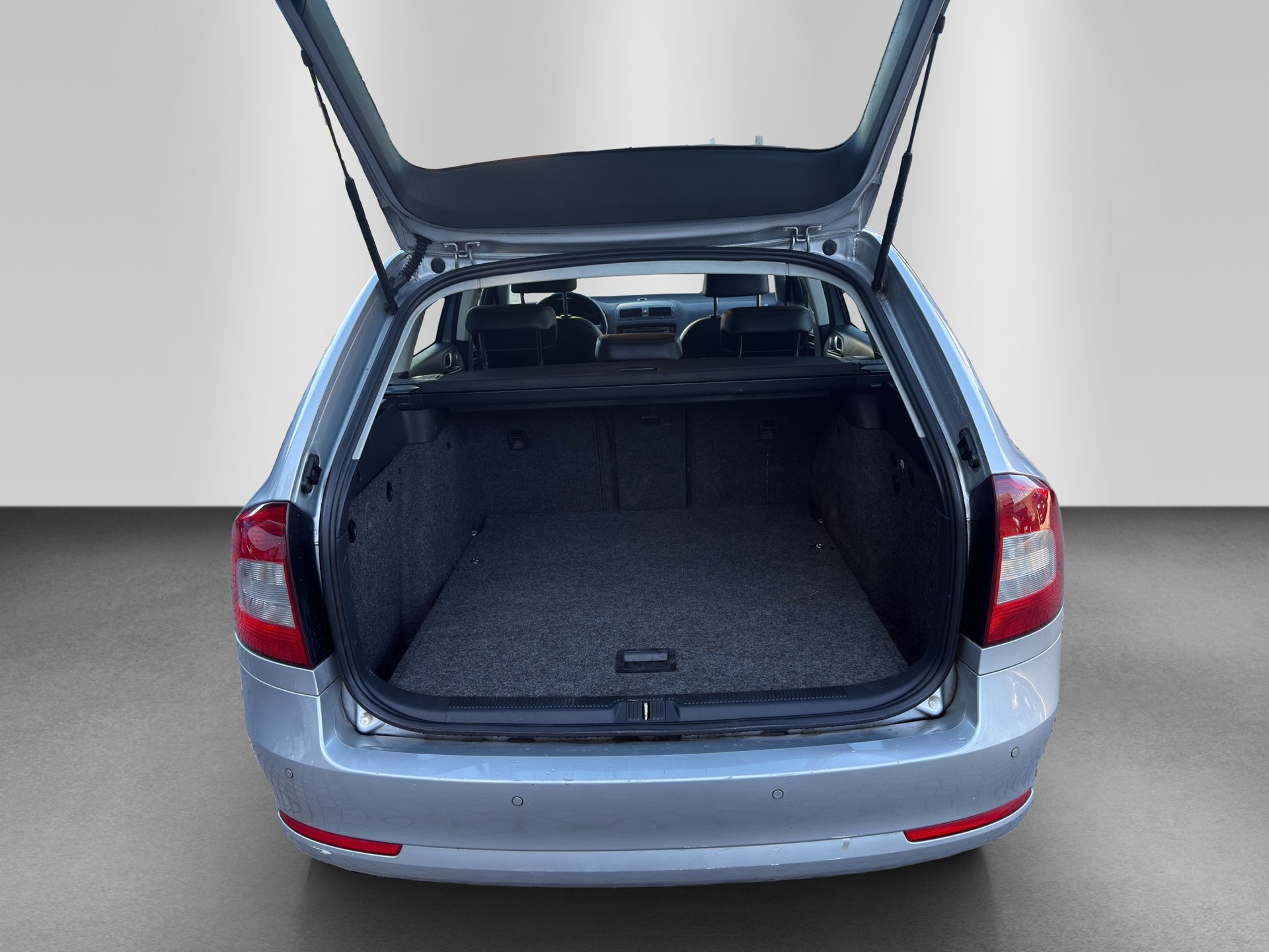 SKODA Octavia Combi 1.8 TSI Laurin & Klement DSG-image-16