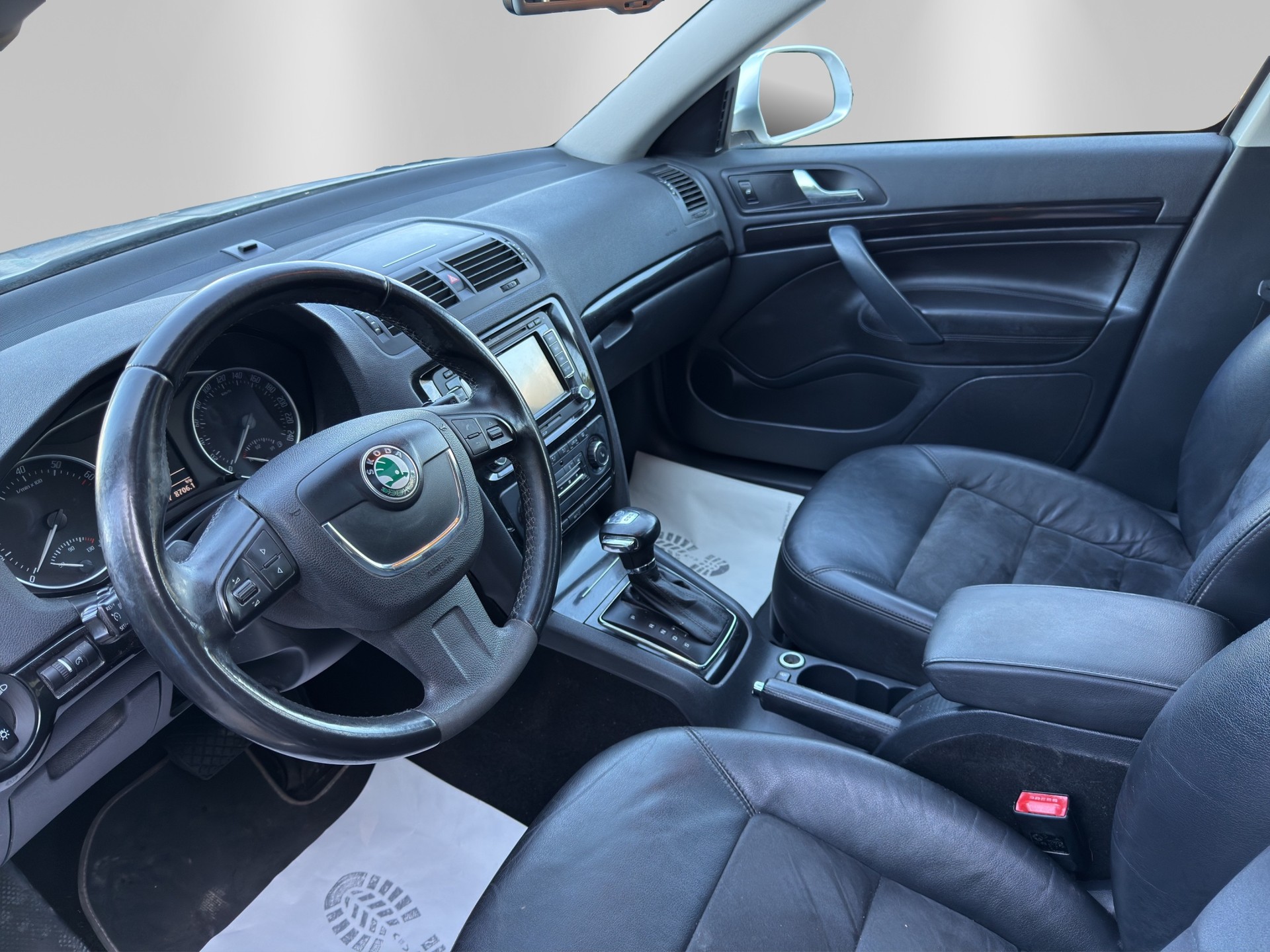 SKODA Octavia Combi 1.8 TSI Laurin & Klement DSG-image-8