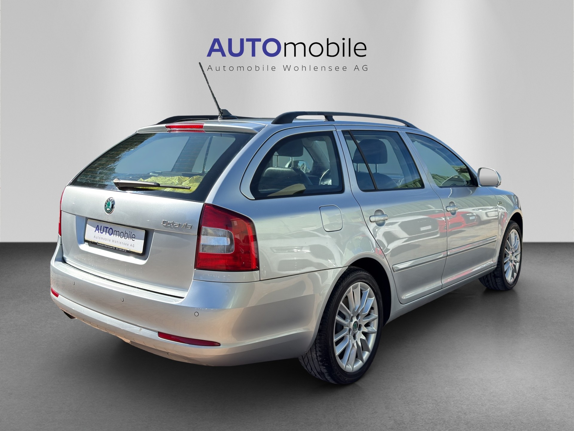 SKODA Octavia Combi 1.8 TSI Laurin & Klement DSG-image-4