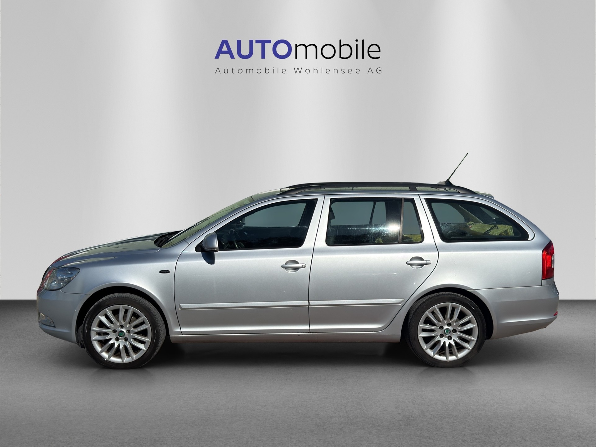 SKODA Octavia Combi 1.8 TSI Laurin & Klement DSG-image-0