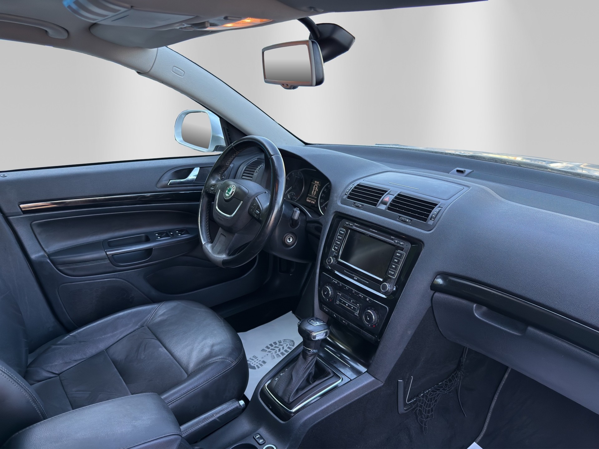 SKODA Octavia Combi 1.8 TSI Laurin & Klement DSG-image-13