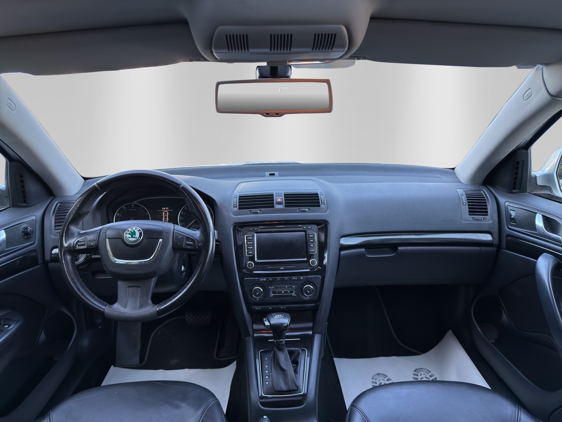 SKODA Octavia Combi 1.8 TSI Laurin & Klement DSG-image-9