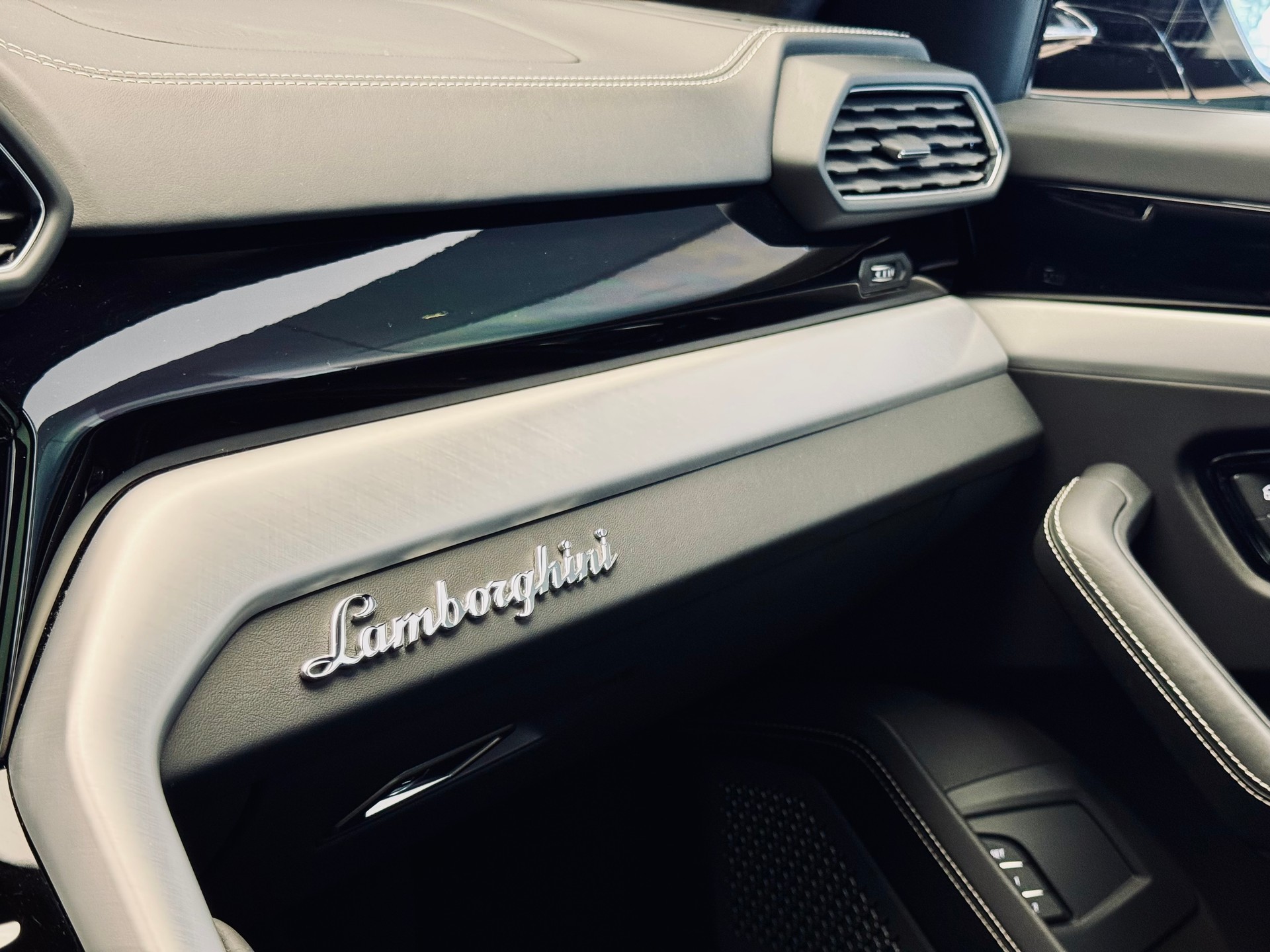 LAMBORGHINI Urus E-Gear-image-16