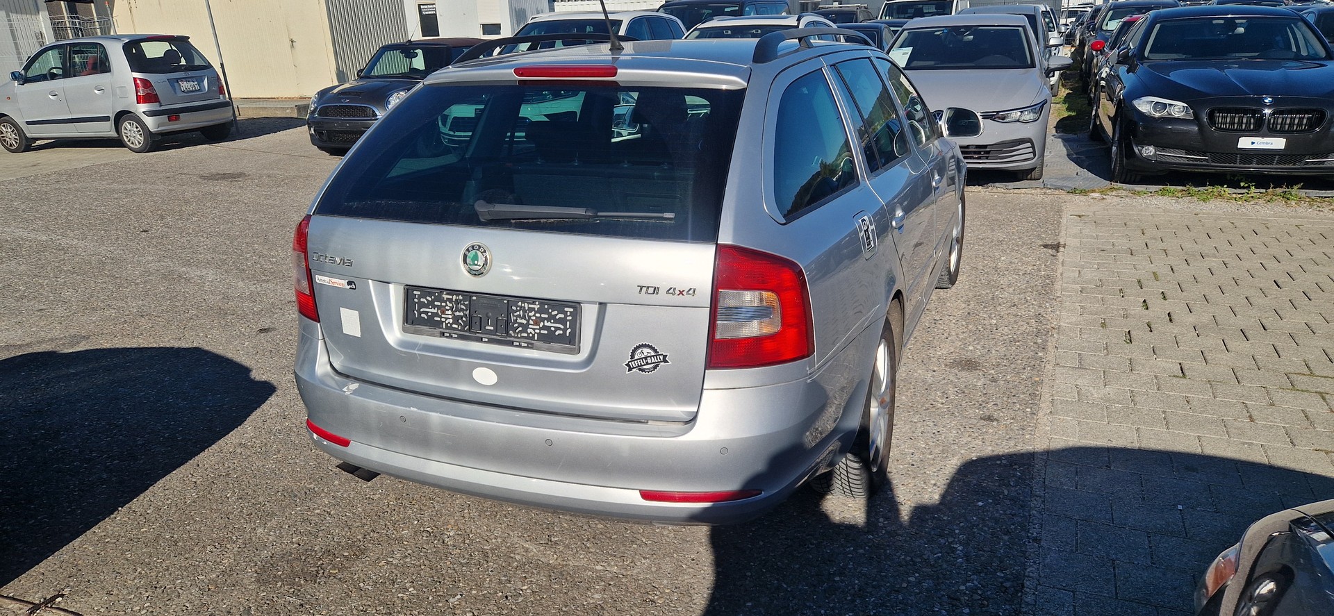 SKODA Octavia Combi 1.9 TDI Adventure 4x4-image-3