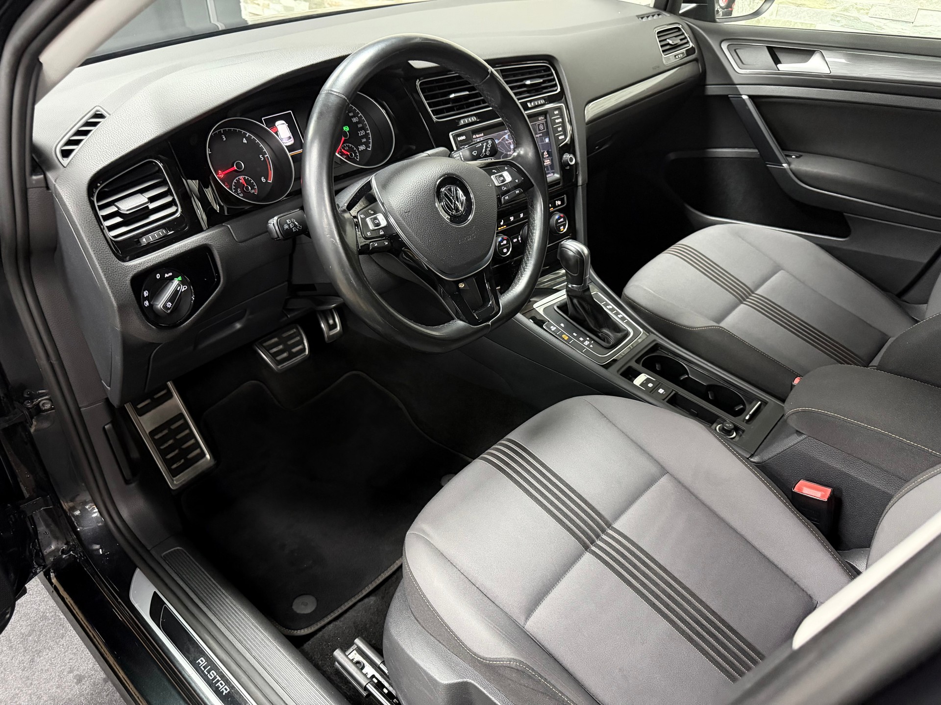 VW Golf 2.0 TDI Allstar DSG-image-12