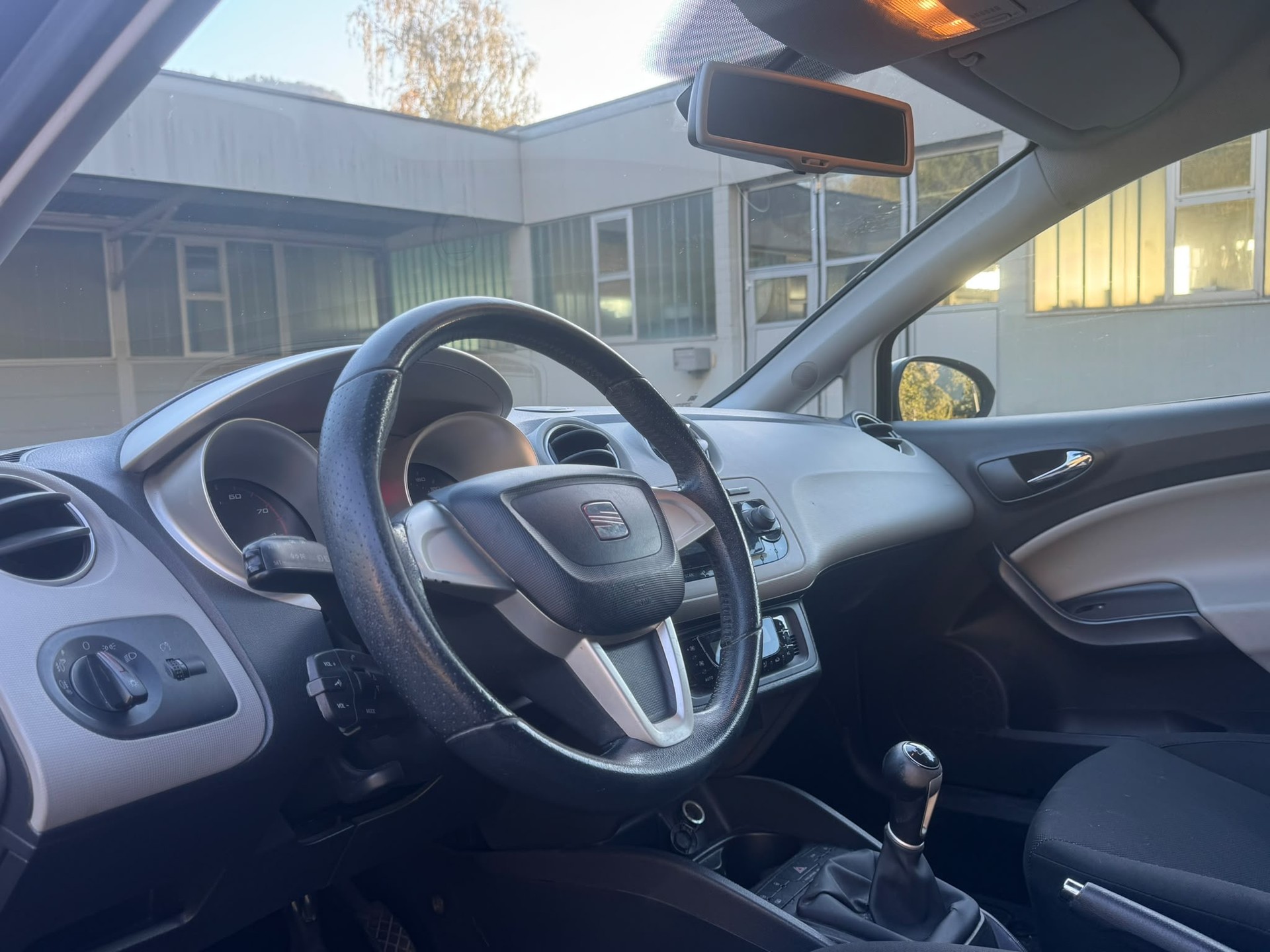 SEAT Ibiza SC 1.6 Sport-image-3