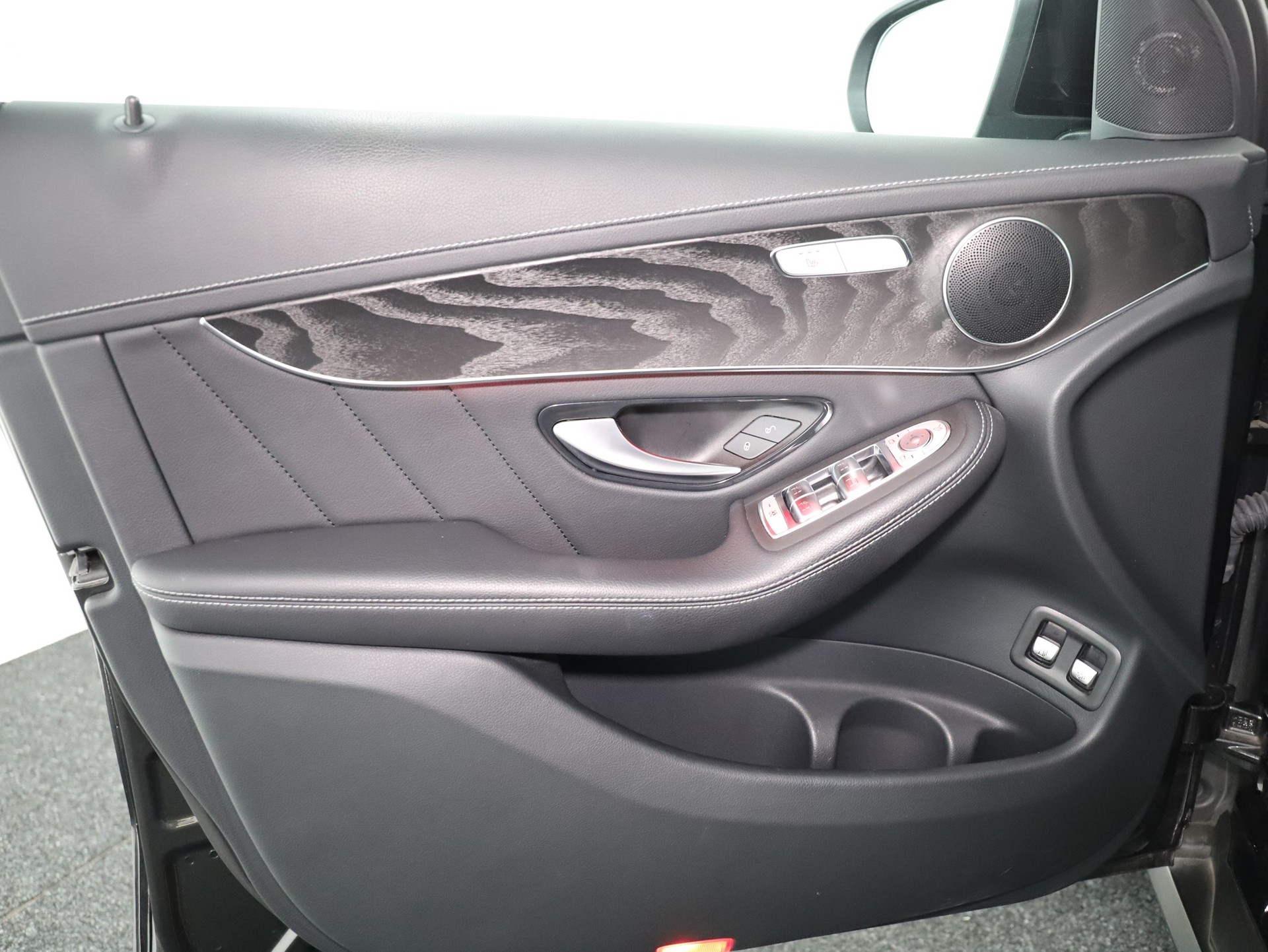 MERCEDES-BENZ GLC 300 e AMG Line 4Matic-image-13