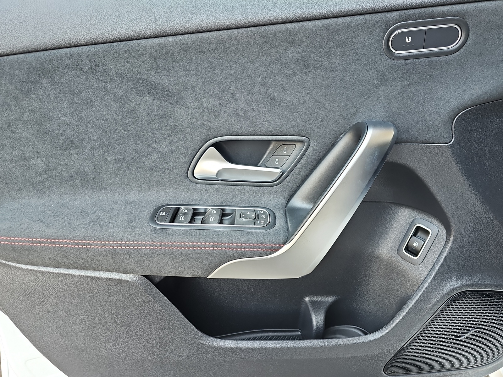 MERCEDES-BENZ A 250 e 8G-DCT-image-12