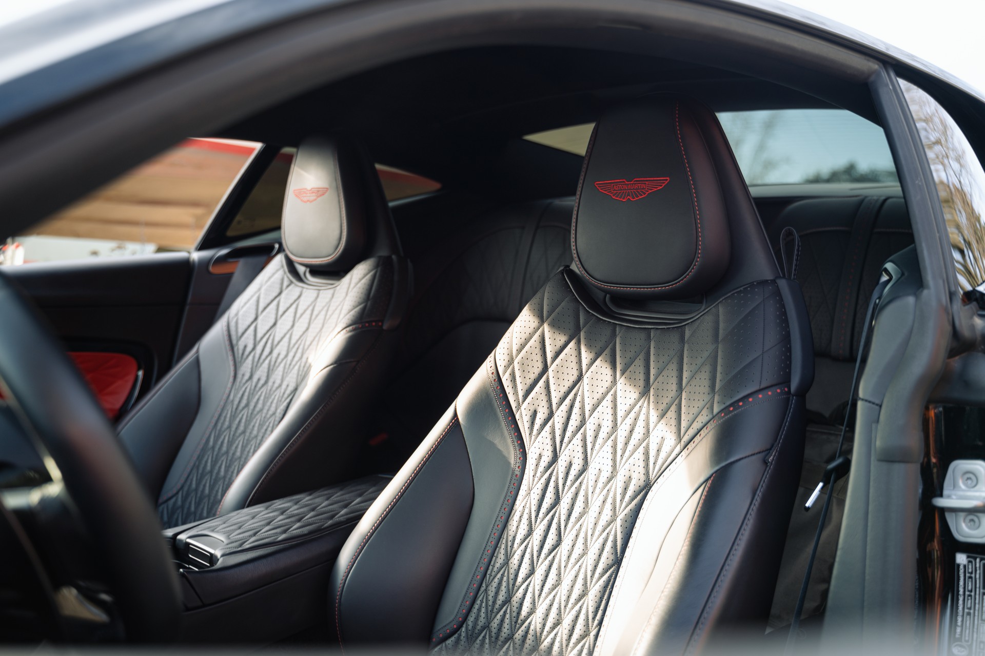 ASTON MARTIN DB12-image-10