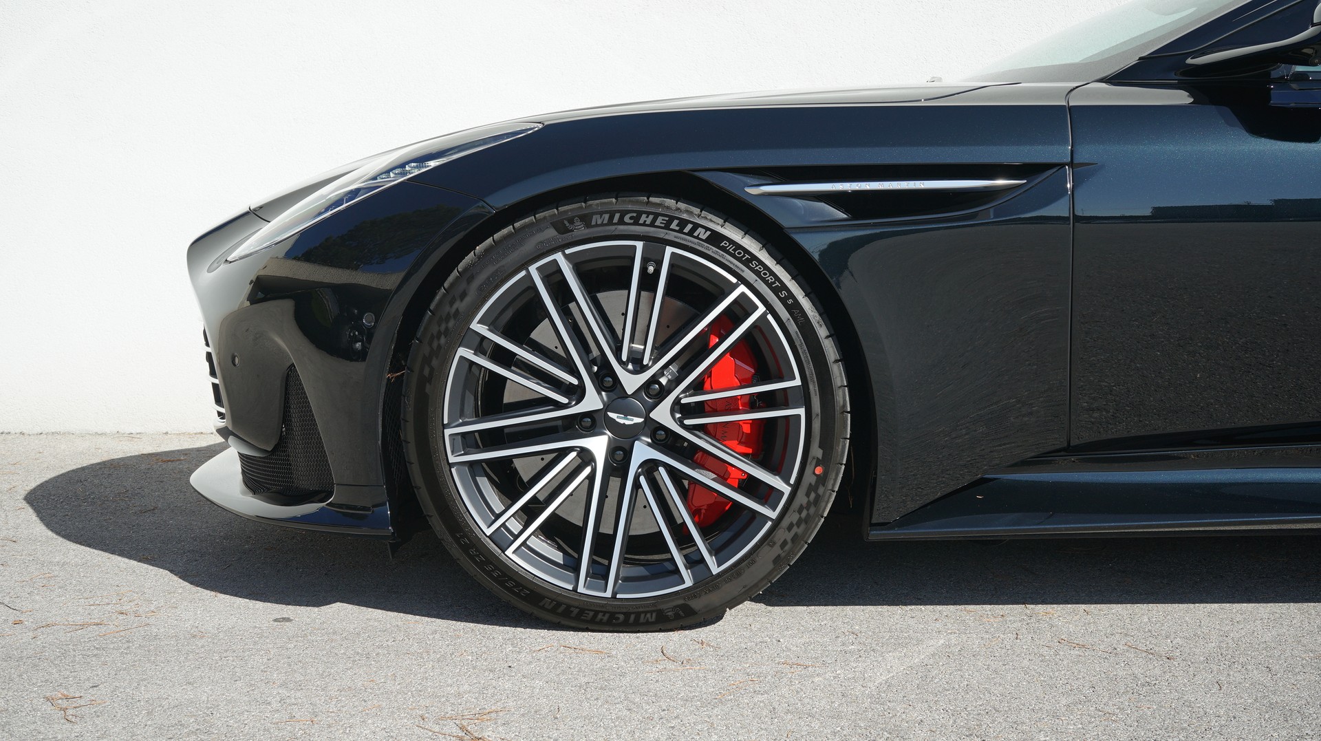 ASTON MARTIN DB12-image-6