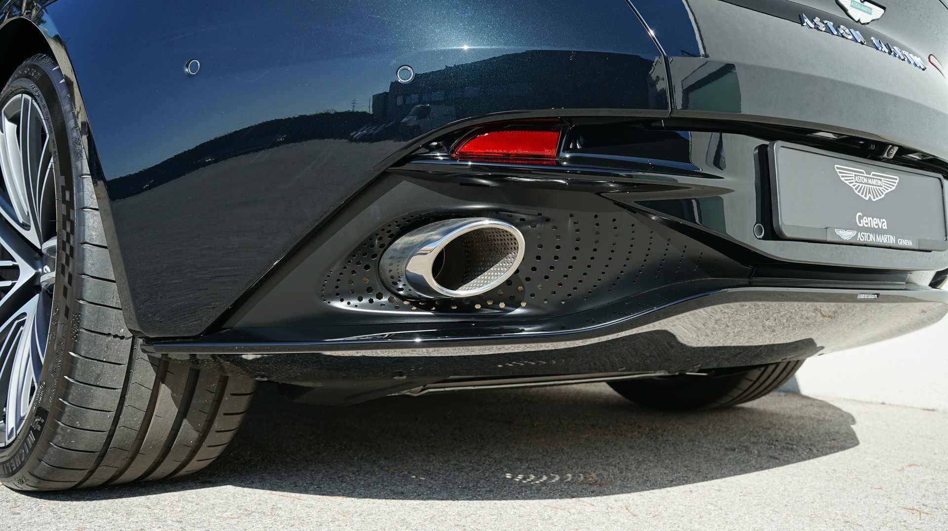 ASTON MARTIN DB12-image-7