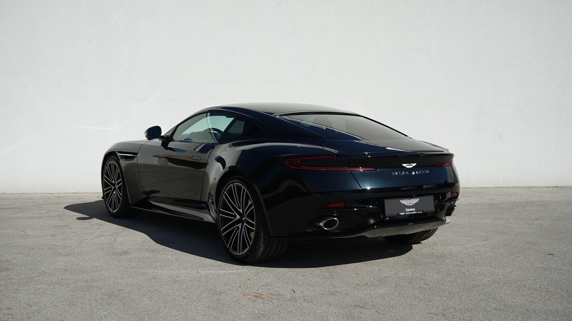 ASTON MARTIN DB12-image-1