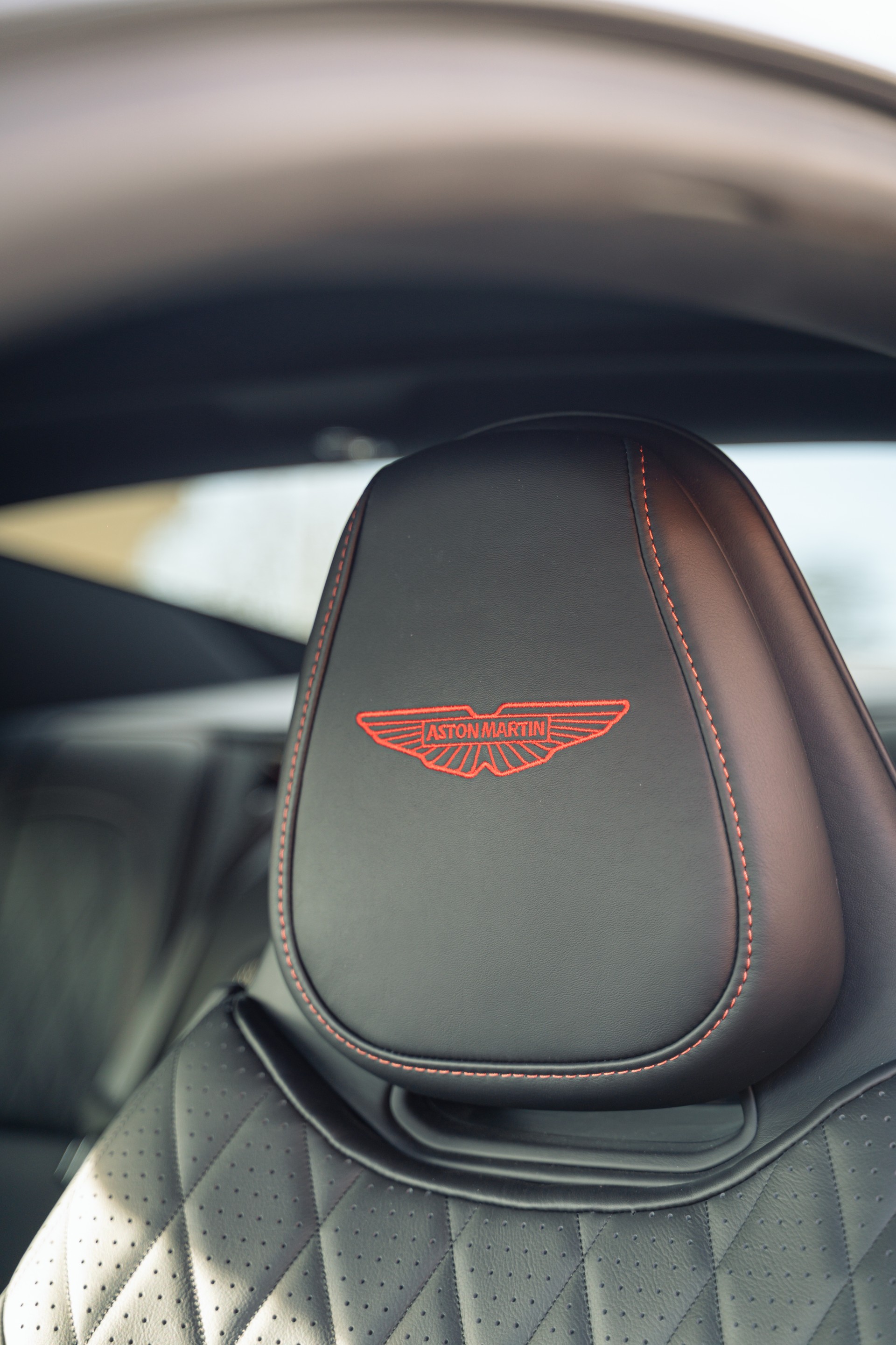 ASTON MARTIN DB12-image-13