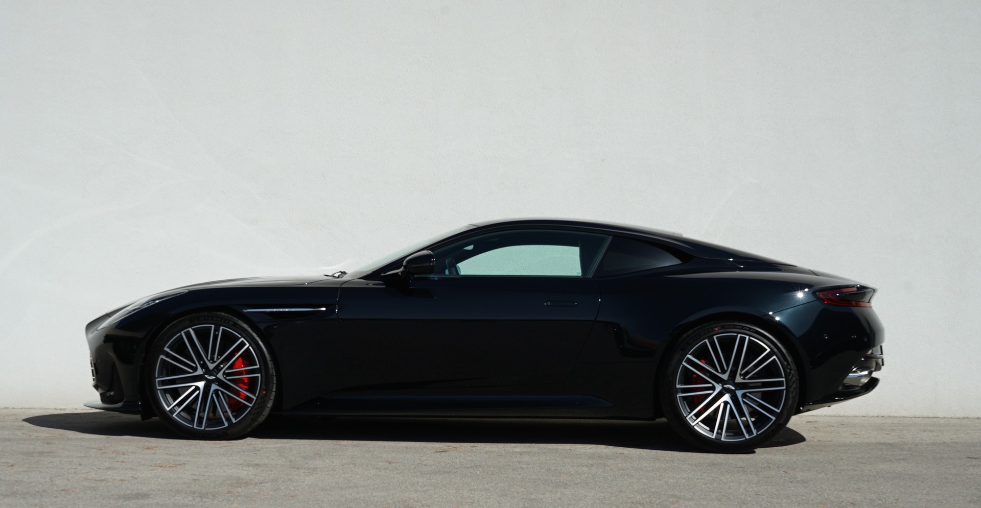 ASTON MARTIN DB12-image-3