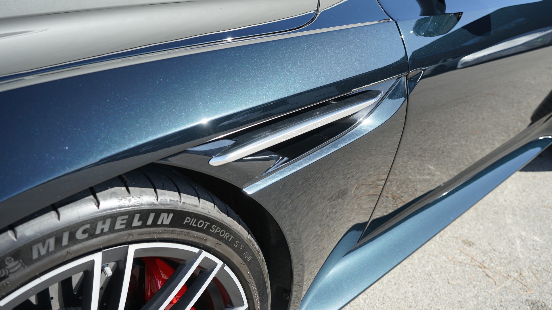 ASTON MARTIN DB12-image-5