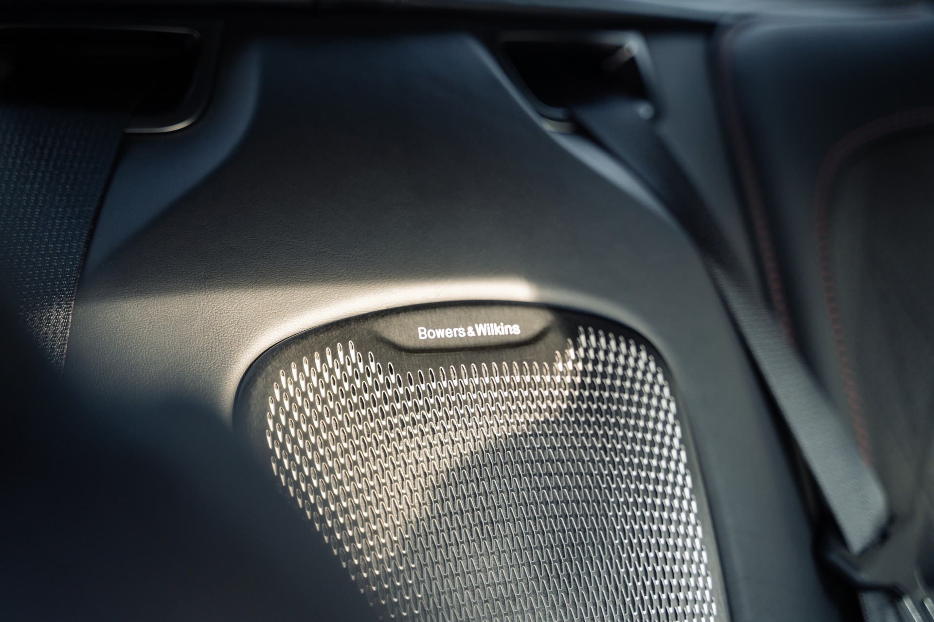 ASTON MARTIN DB12-image-11