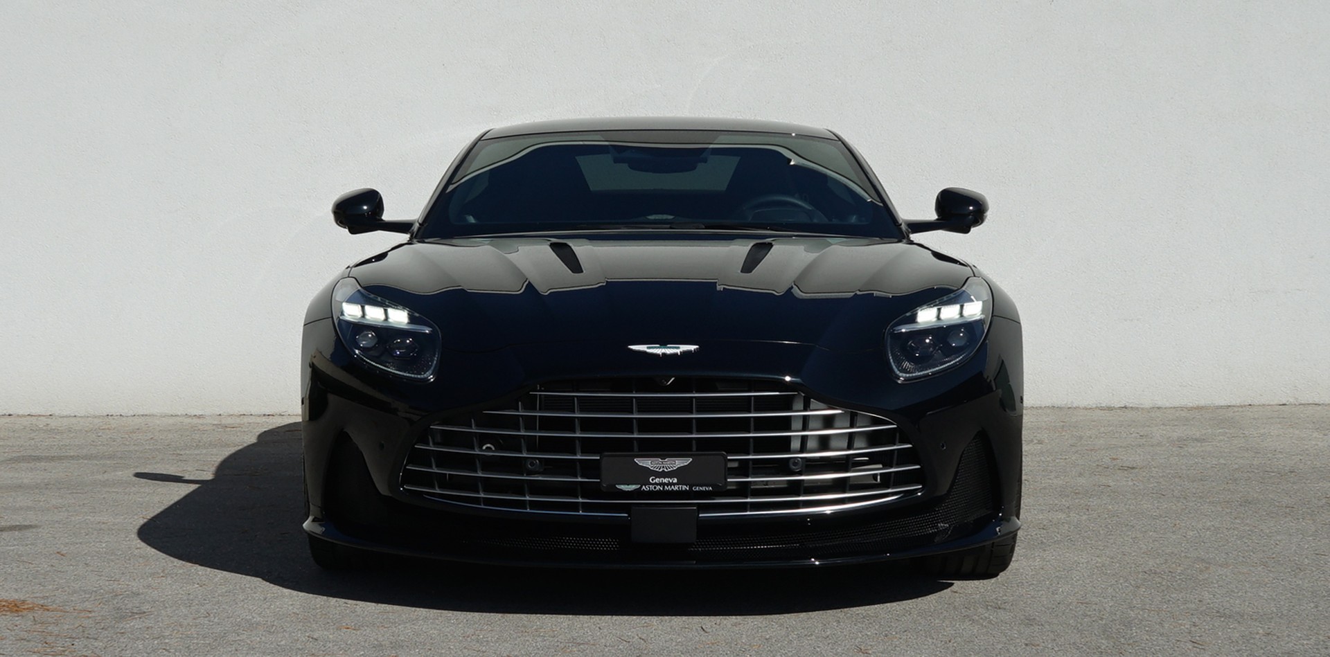 ASTON MARTIN DB12-image-2