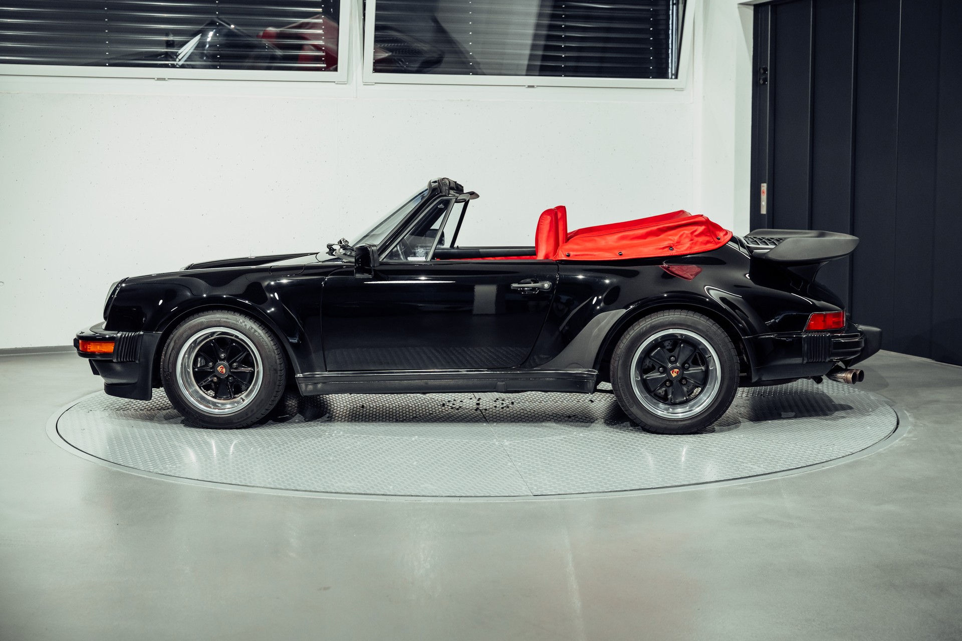 PORSCHE 911 930 3.3 Turbo Cabrio-showroom-element-1